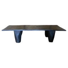 Table basse rustique foncée avec pieds coniques