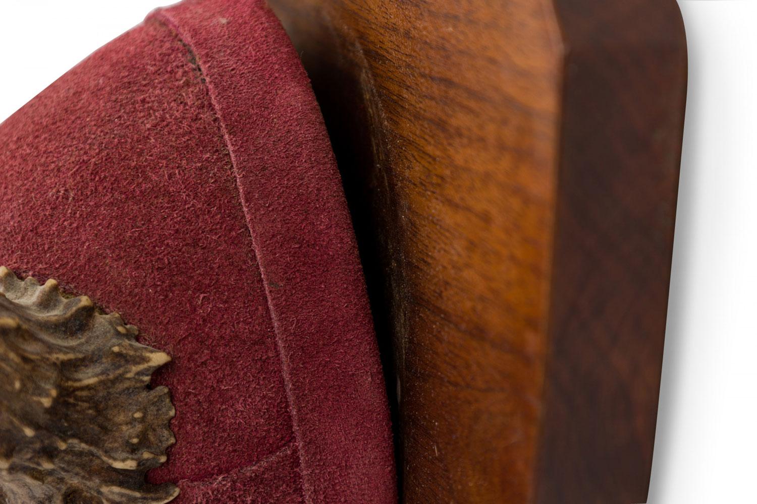 Rustic Decorative Deer Antler and Red Suede Wall Plaque (amerikanisch) im Angebot