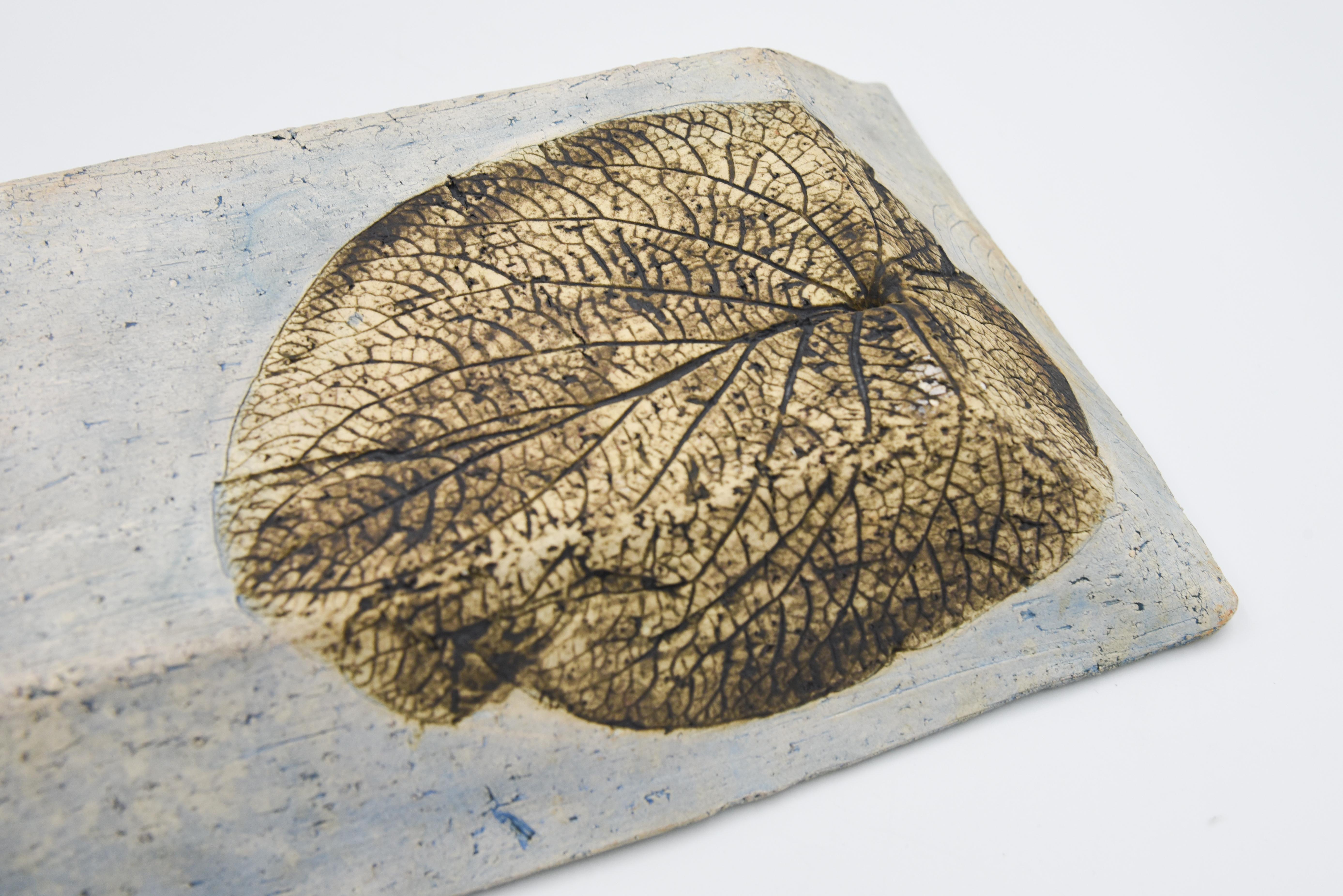Rustikale dekorative Schale in Ablageschale aus Keramik Ton mit hellblauem Blatt und Spinnen Natur im Angebot 1