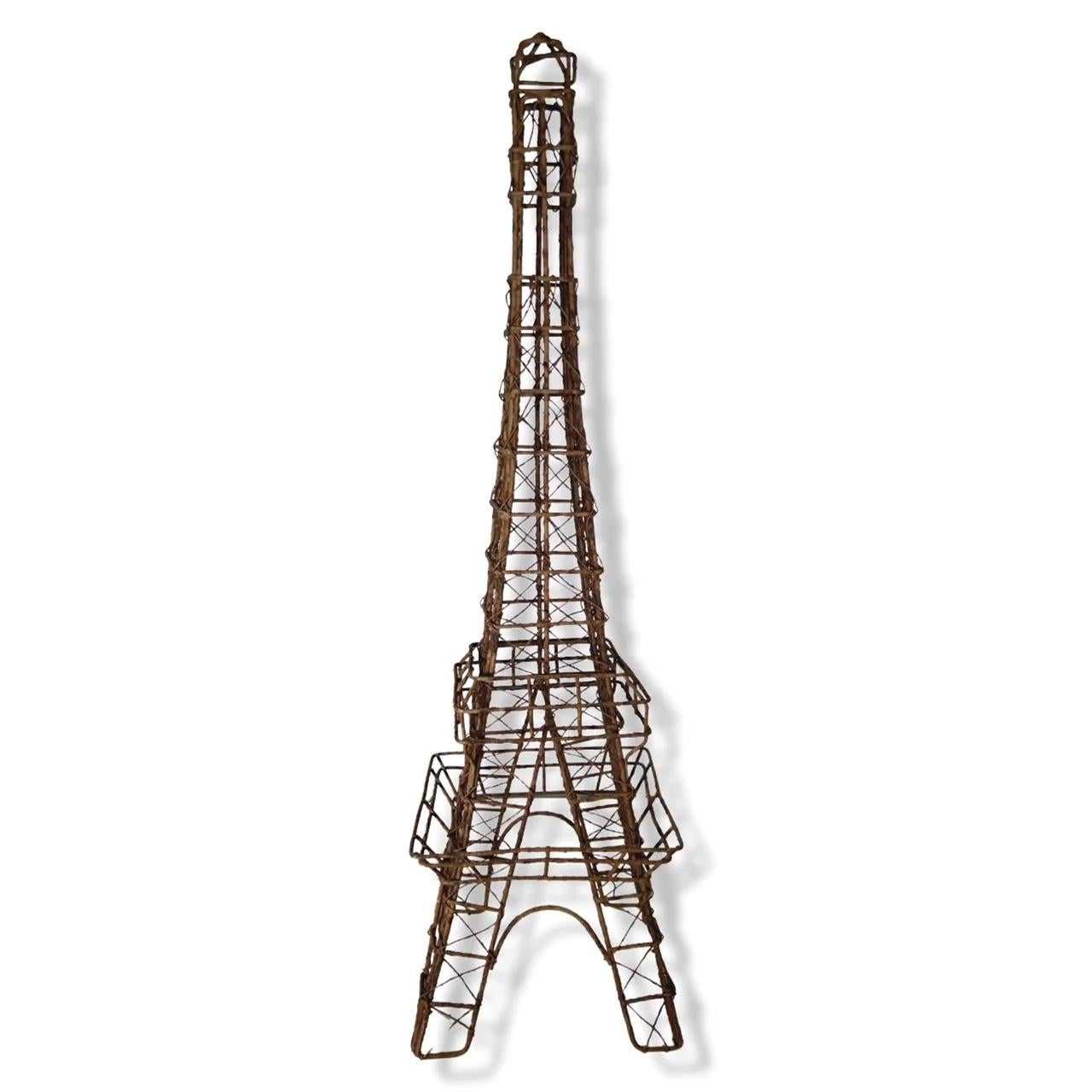 Une jolie pièce décorative de la Tour Eiffel, pour les cœurs parisiens du monde entier. Un ajout parfait pour un jardin, une étagère d'intérieur ou même une salle de bain de style provincial. Très grand et structurellement en très bon état vintage,