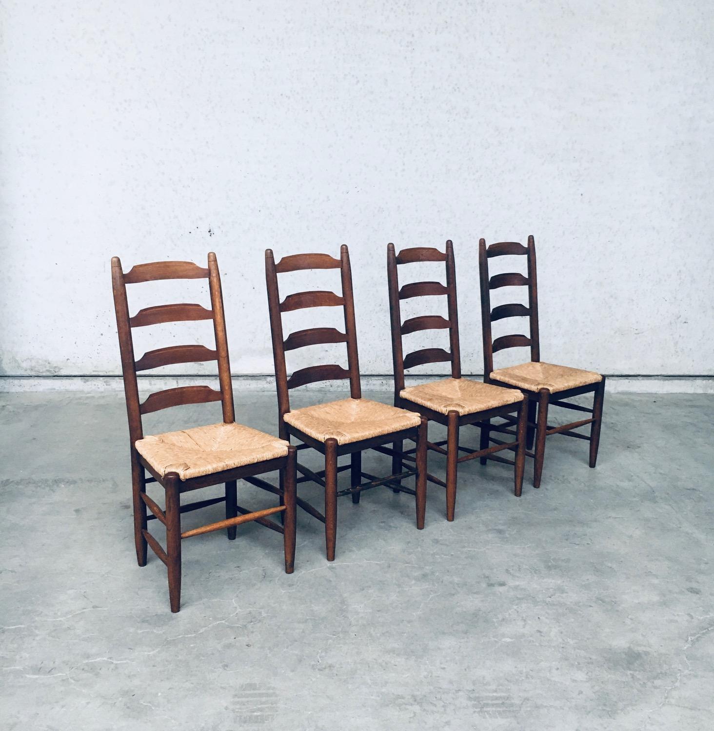Sedia da pranzo Rustic Design fatta a mano in Oak e giunco, set di 4 sedie. Realizzata in Belgio, periodo anni '50/'60. Set di 4 sedie. Struttura con schienale a scaletta in rovere massiccio e sedili in giunco intrecciato. Sedie ben proporzionate