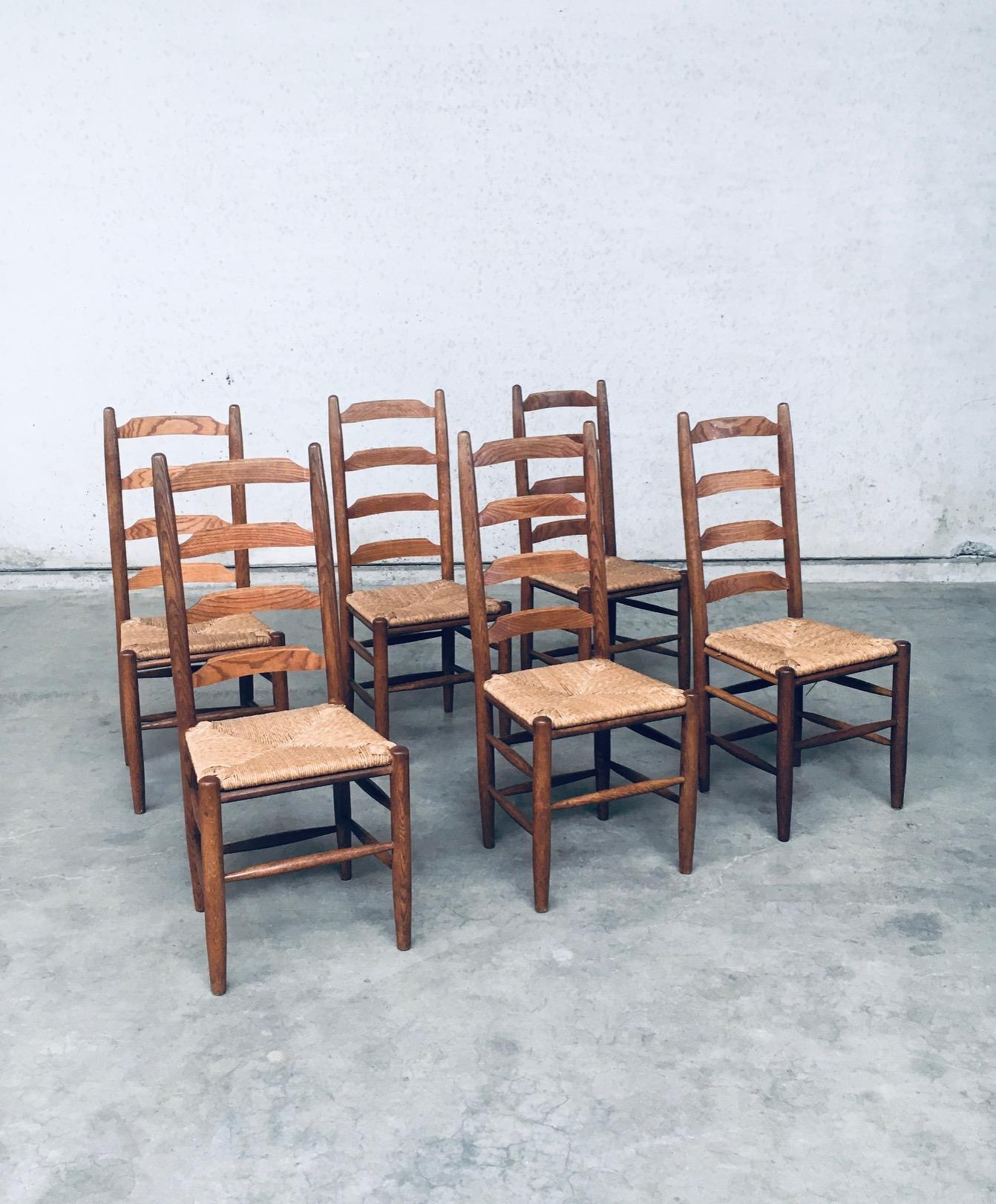 Sedie da pranzo Rustic Design Hand Made in Oak e giunco. Prodotto in Belgio, periodo anni '50/'60. Set di 6 sedie. Struttura con schienale a scaletta in rovere massiccio e sedili in giunco intrecciato. Sedie ben proporzionate con la giusta quantità