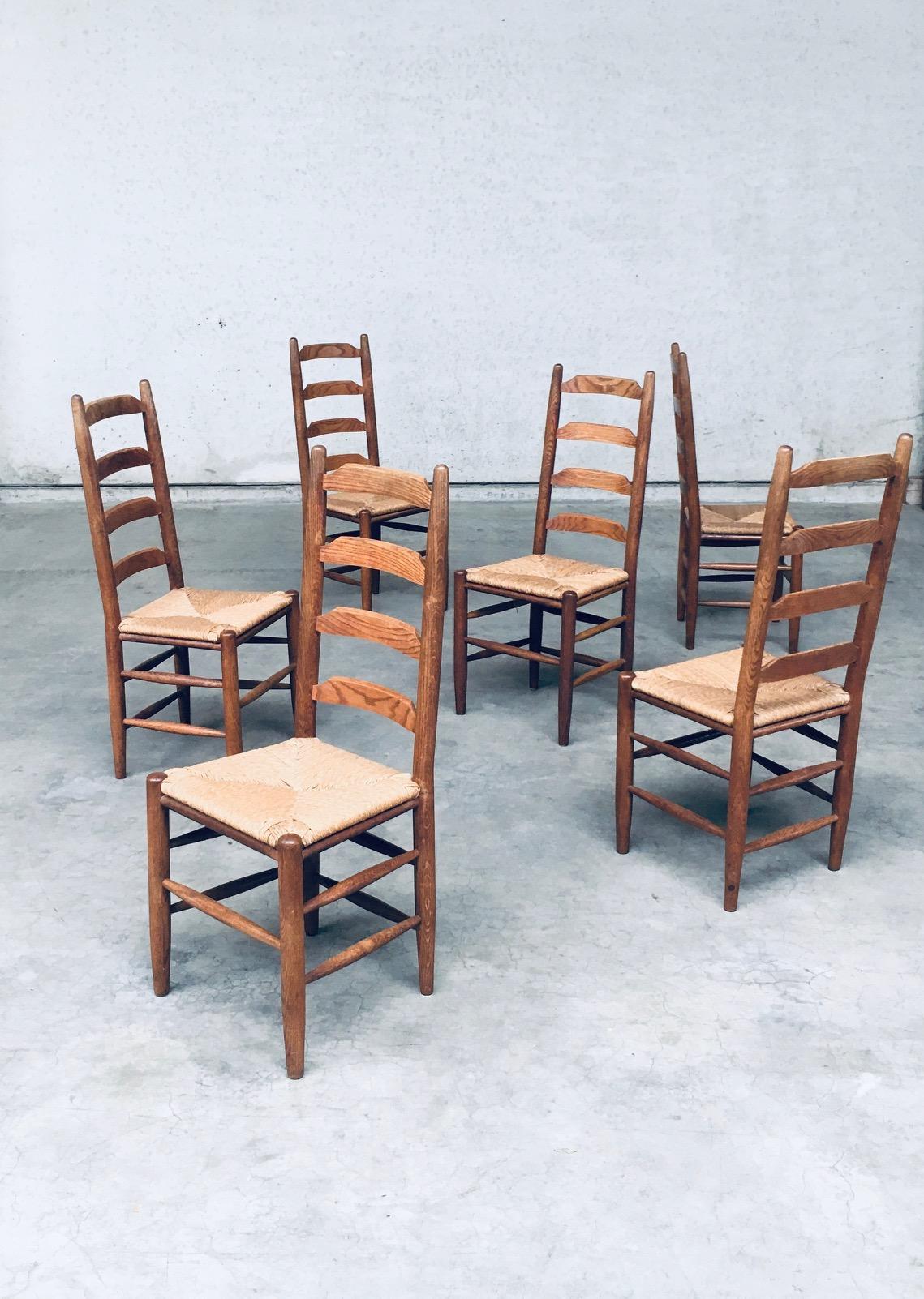 Metà XX secolo Sedie da pranzo Rustic Design con schienale a scaletta in Oak e giunco, Belgio anni '60 in vendita