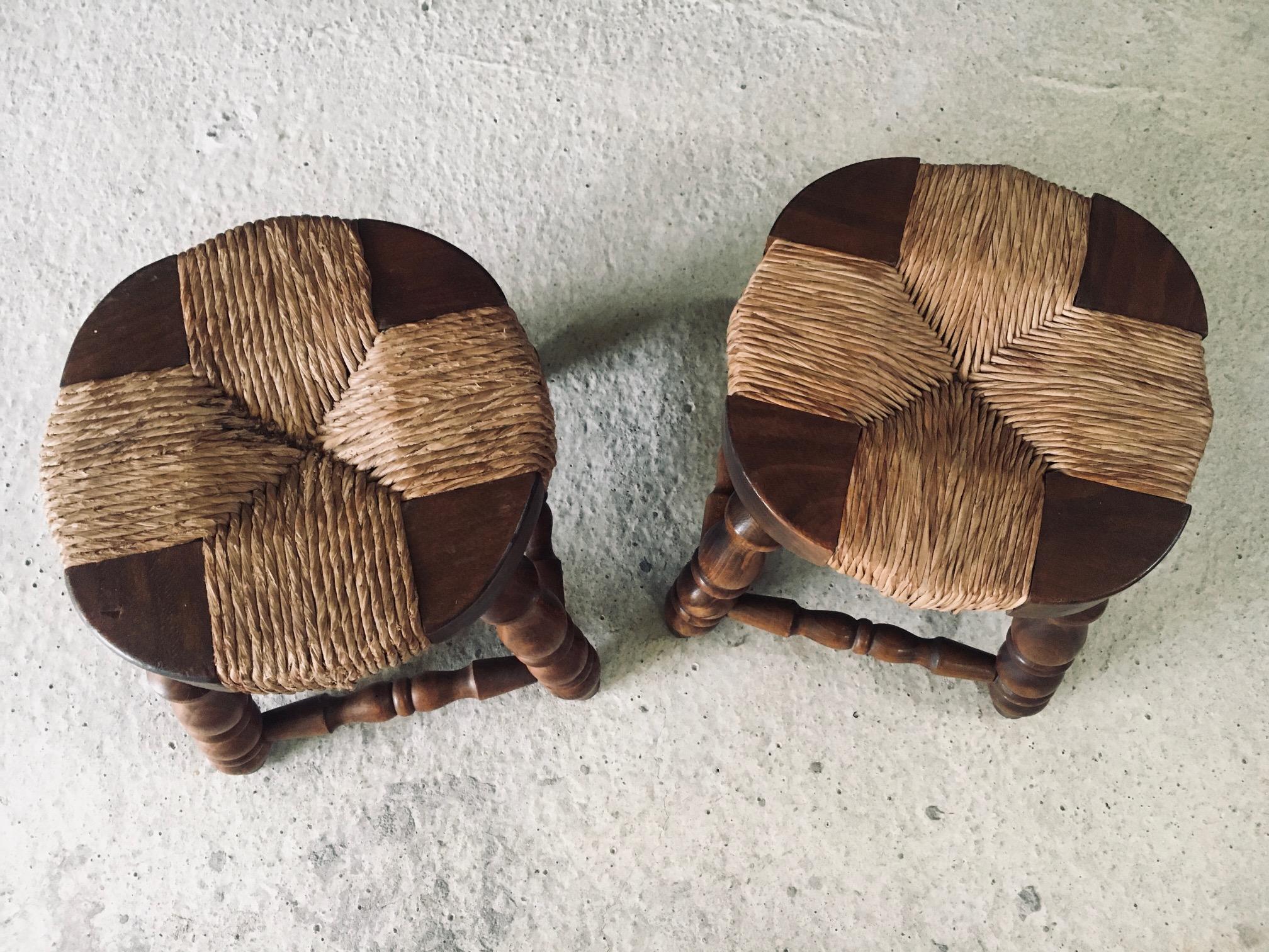 Rustic Design Niedrige Hocker aus Eiche und Binsen, Frankreich 1940er Jahre im Angebot 3