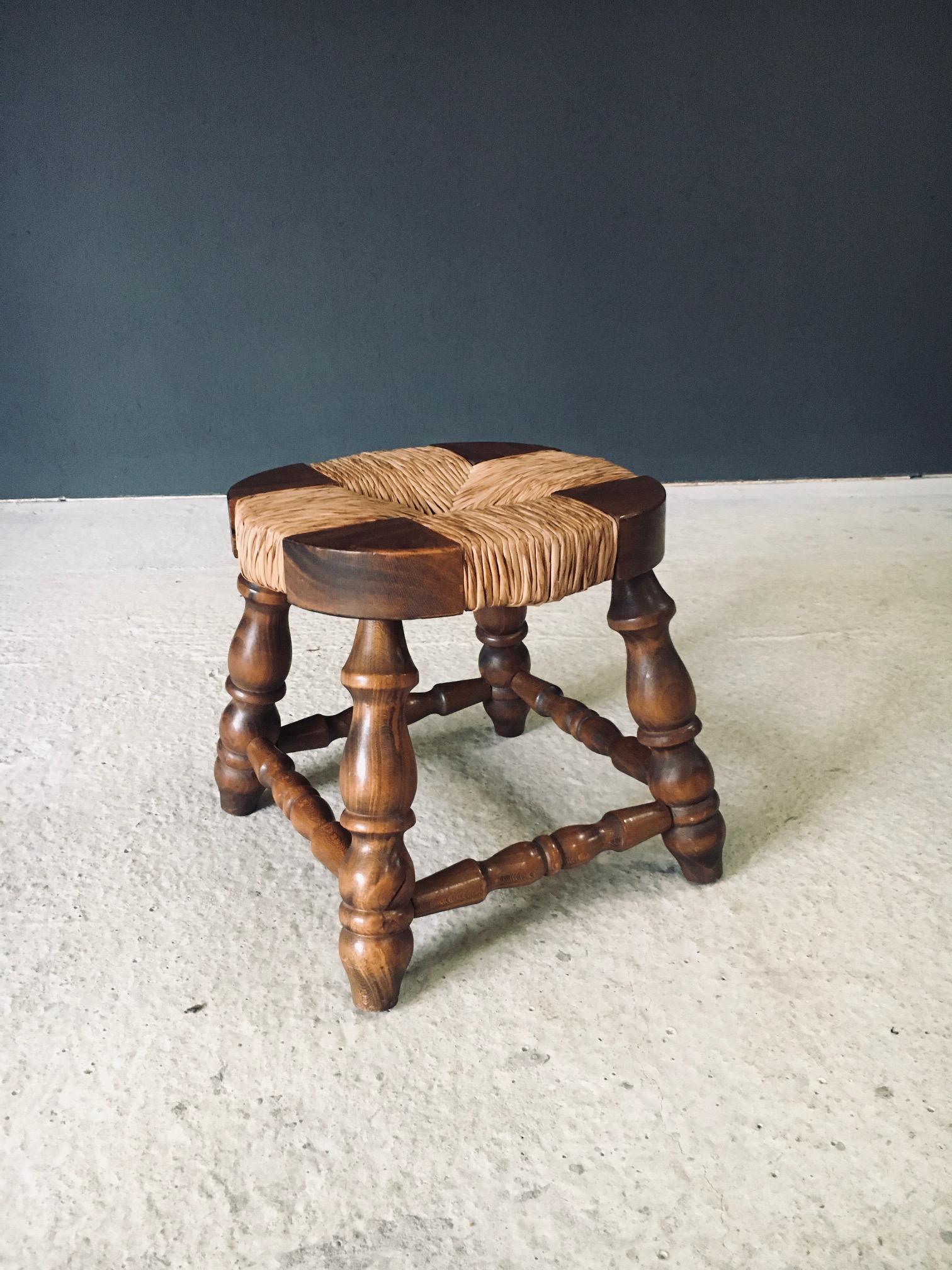 Rustic Design Niedrige Hocker aus Eiche und Binsen, Frankreich 1940er Jahre im Angebot 4