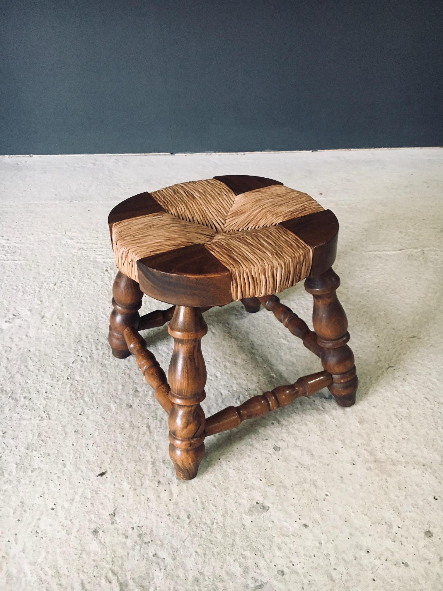 Rustic Design Niedrige Hocker aus Eiche und Binsen, Frankreich 1940er Jahre im Angebot 5