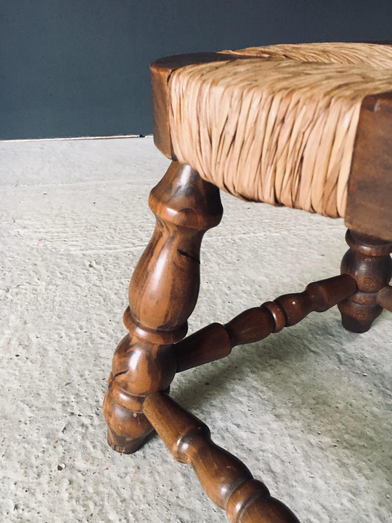 Rustic Design Niedrige Hocker aus Eiche und Binsen, Frankreich 1940er Jahre im Angebot 8