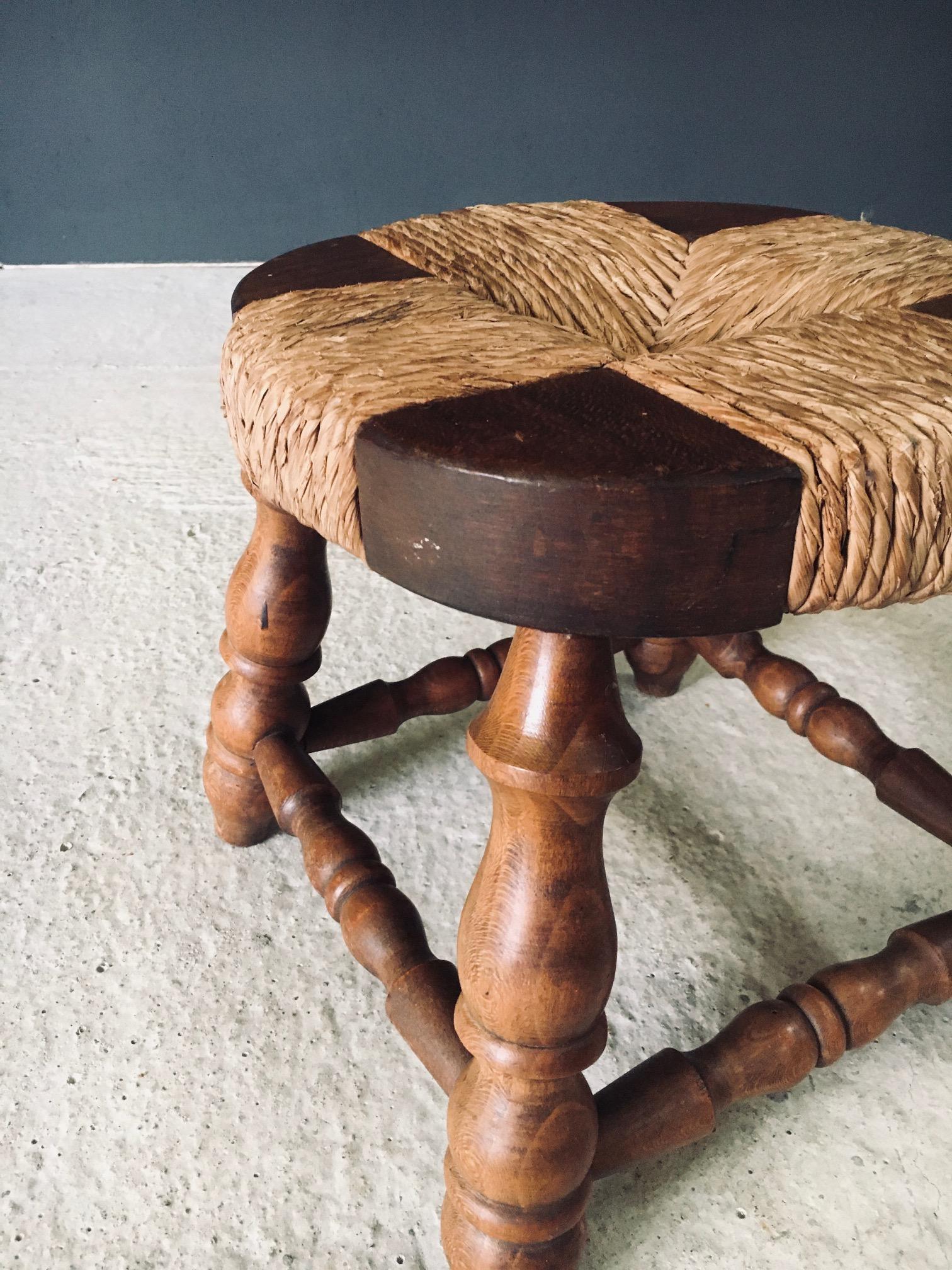 Rustic Design Niedrige Hocker aus Eiche und Binsen, Frankreich 1940er Jahre im Angebot 11