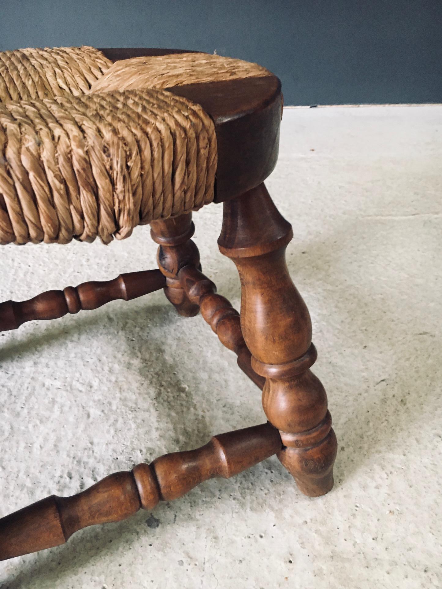 Rustic Design Niedrige Hocker aus Eiche und Binsen, Frankreich 1940er Jahre im Angebot 12