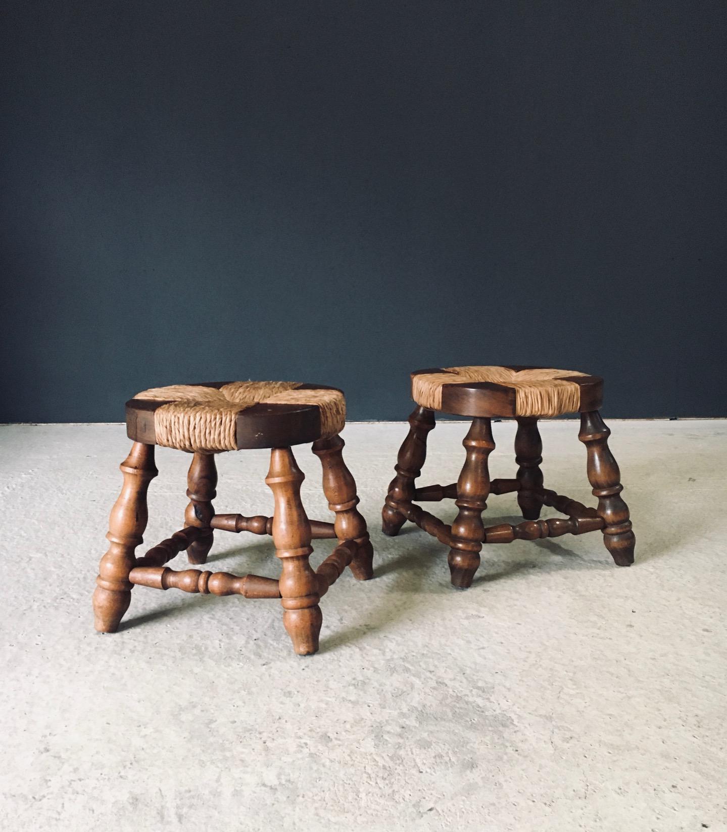 Vintage Rustic Design Low Oak & Rush Hocker Satz von 2. Made in France, 1940's / 50's Zeitraum. Diese sind in der Art der Entwürfe von Charles Dudouyt gehalten. Massives, geschnitztes und gedrechseltes Eichengestell mit kreuzweise geflochtenen