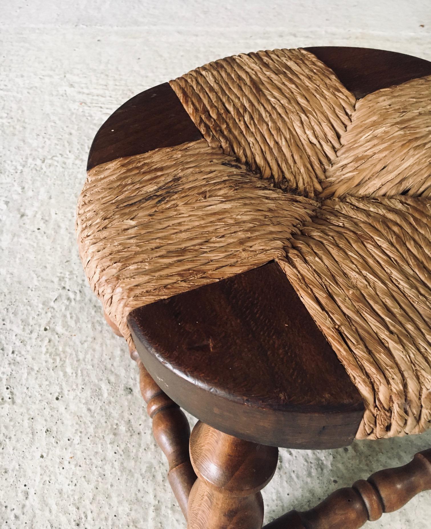 Rustic Design Niedrige Hocker aus Eiche und Binsen, Frankreich 1940er Jahre im Angebot 13