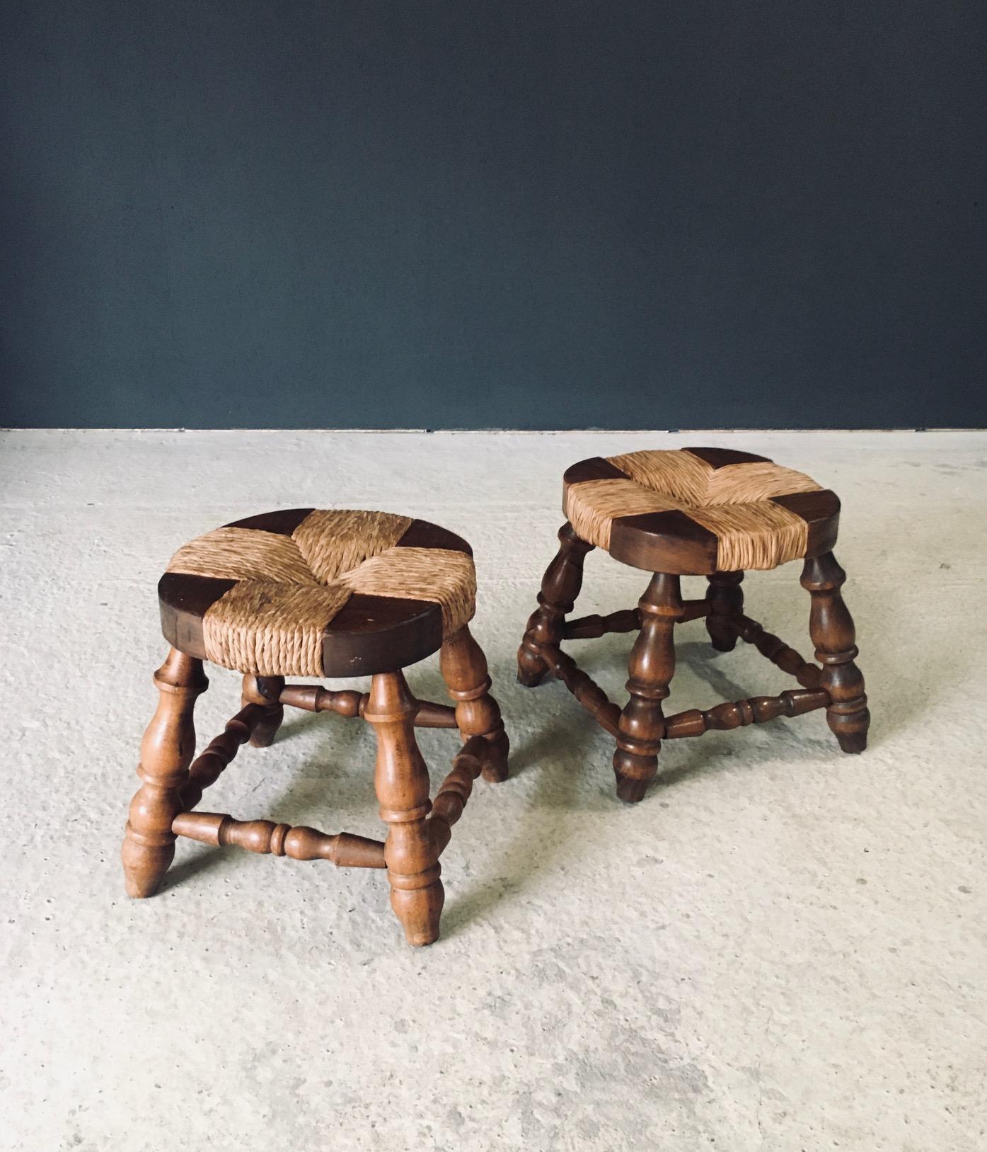 Rustic Design Niedrige Hocker aus Eiche und Binsen, Frankreich 1940er Jahre (Französische Provence) im Angebot