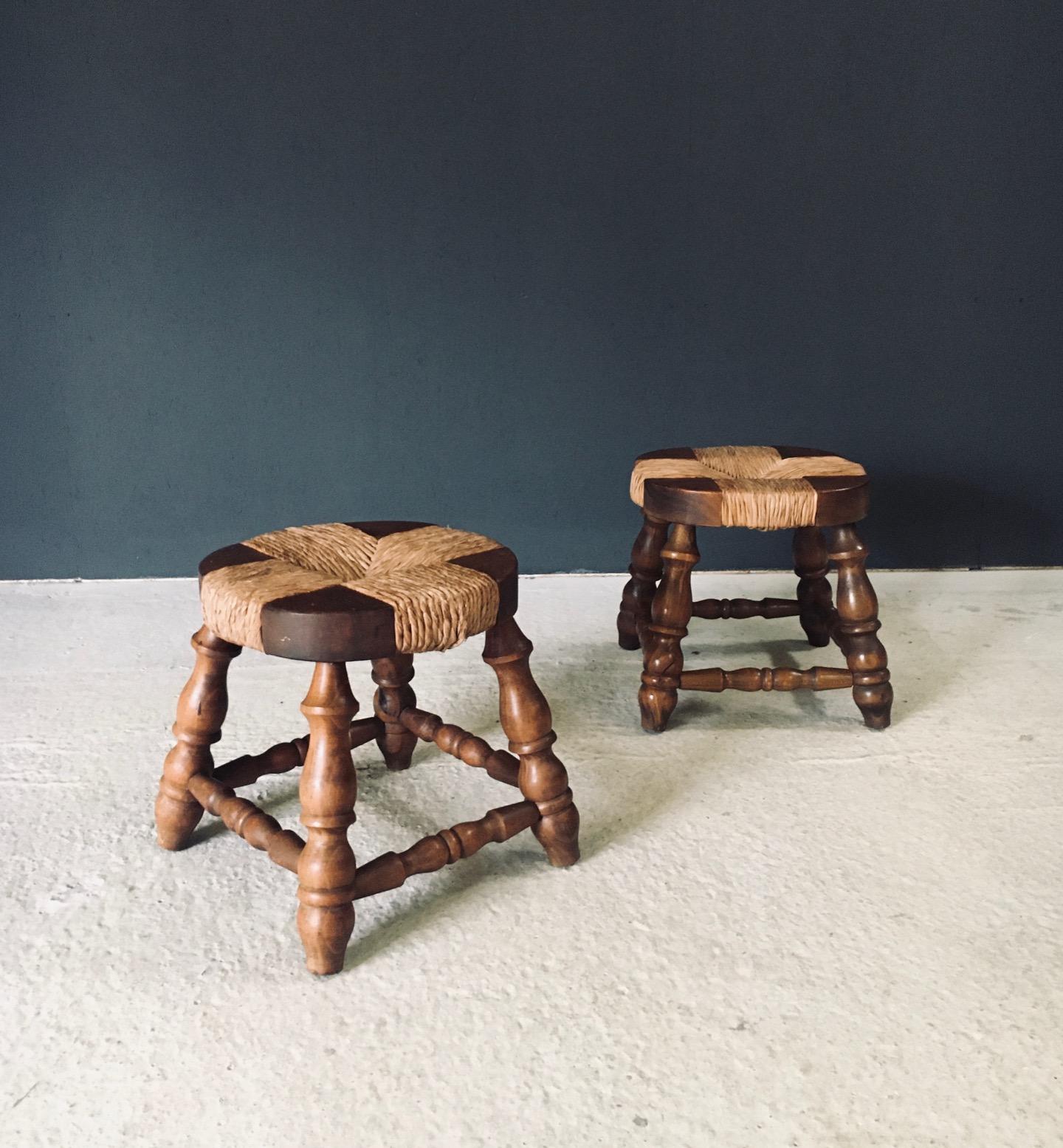 Rustic Design Niedrige Hocker aus Eiche und Binsen, Frankreich 1940er Jahre (Französisch) im Angebot