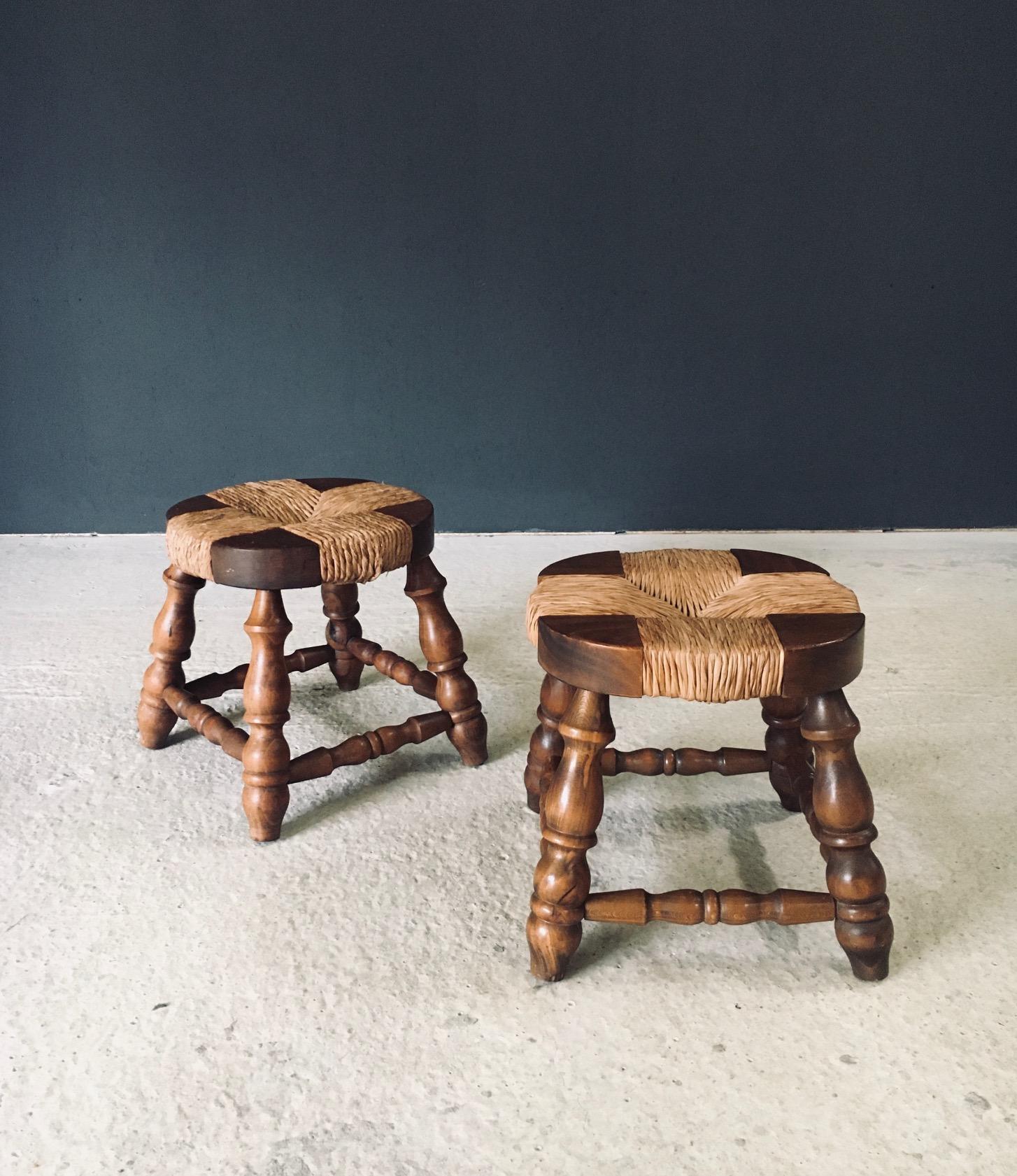 Rustic Design Niedrige Hocker aus Eiche und Binsen, Frankreich 1940er Jahre (Geschnitzt) im Angebot