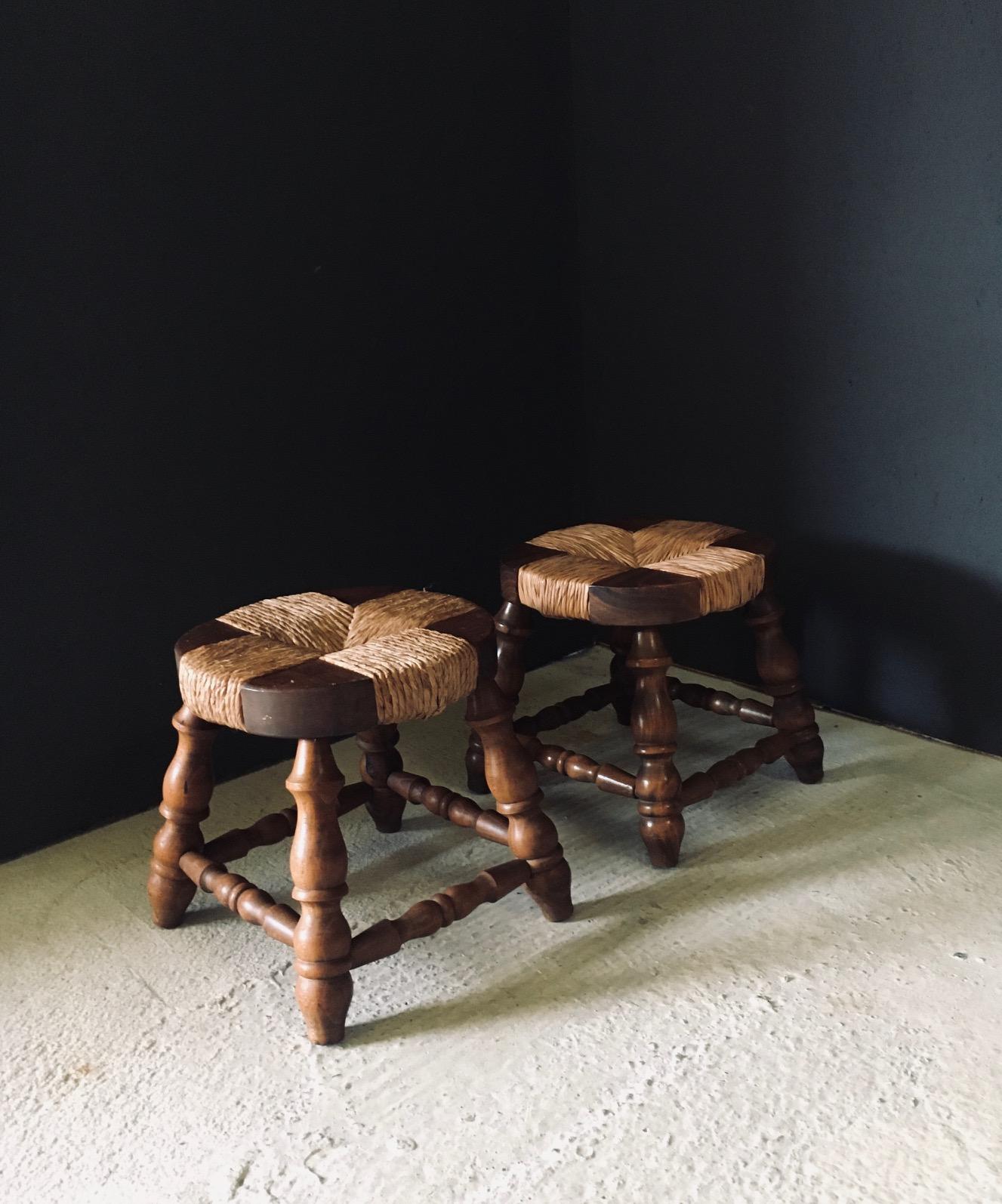 Rustic Design Niedrige Hocker aus Eiche und Binsen, Frankreich 1940er Jahre im Zustand „Gut“ im Angebot in Oud-Turnhout, VAN