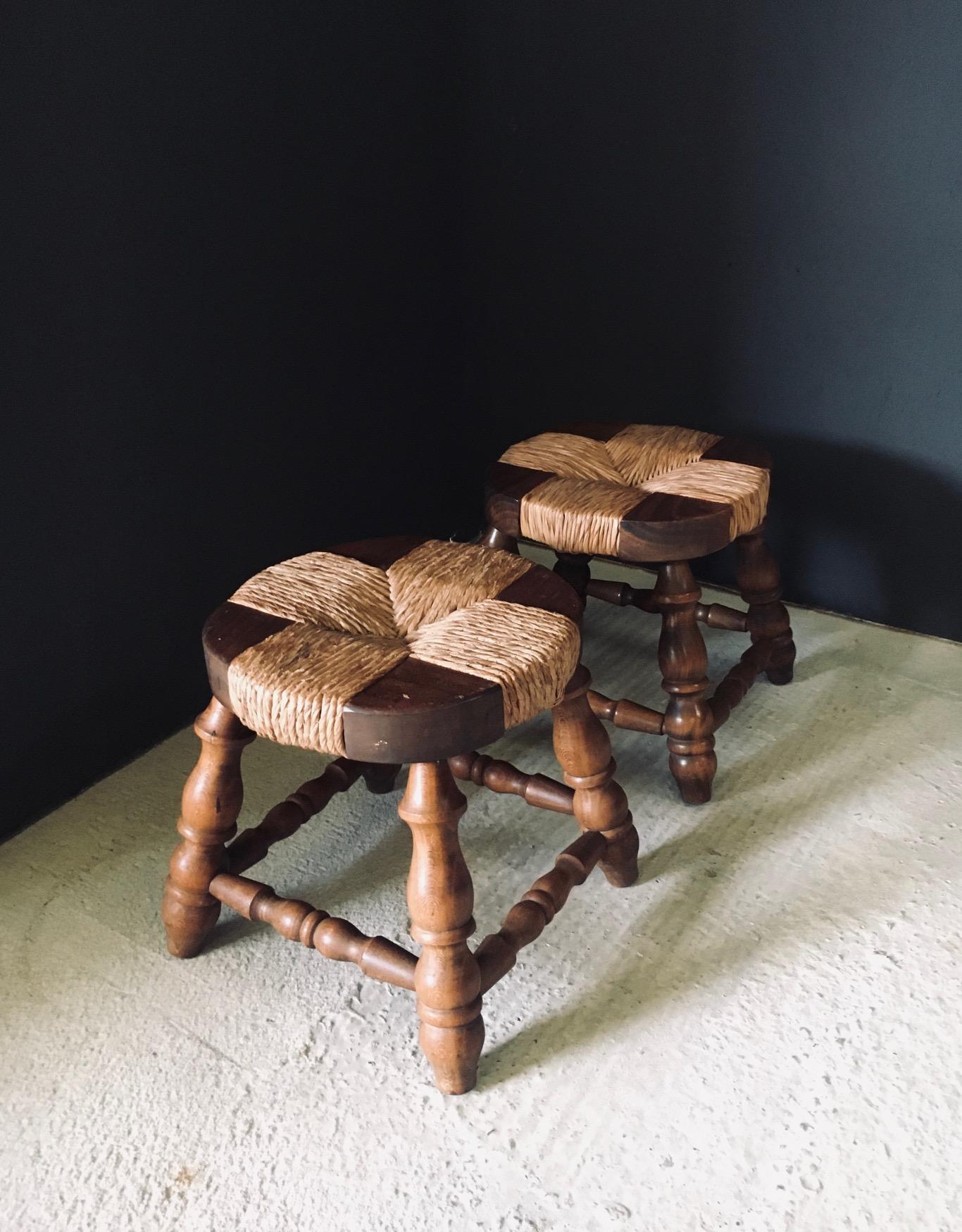 Rustic Design Niedrige Hocker aus Eiche und Binsen, Frankreich 1940er Jahre (Mitte des 20. Jahrhunderts) im Angebot