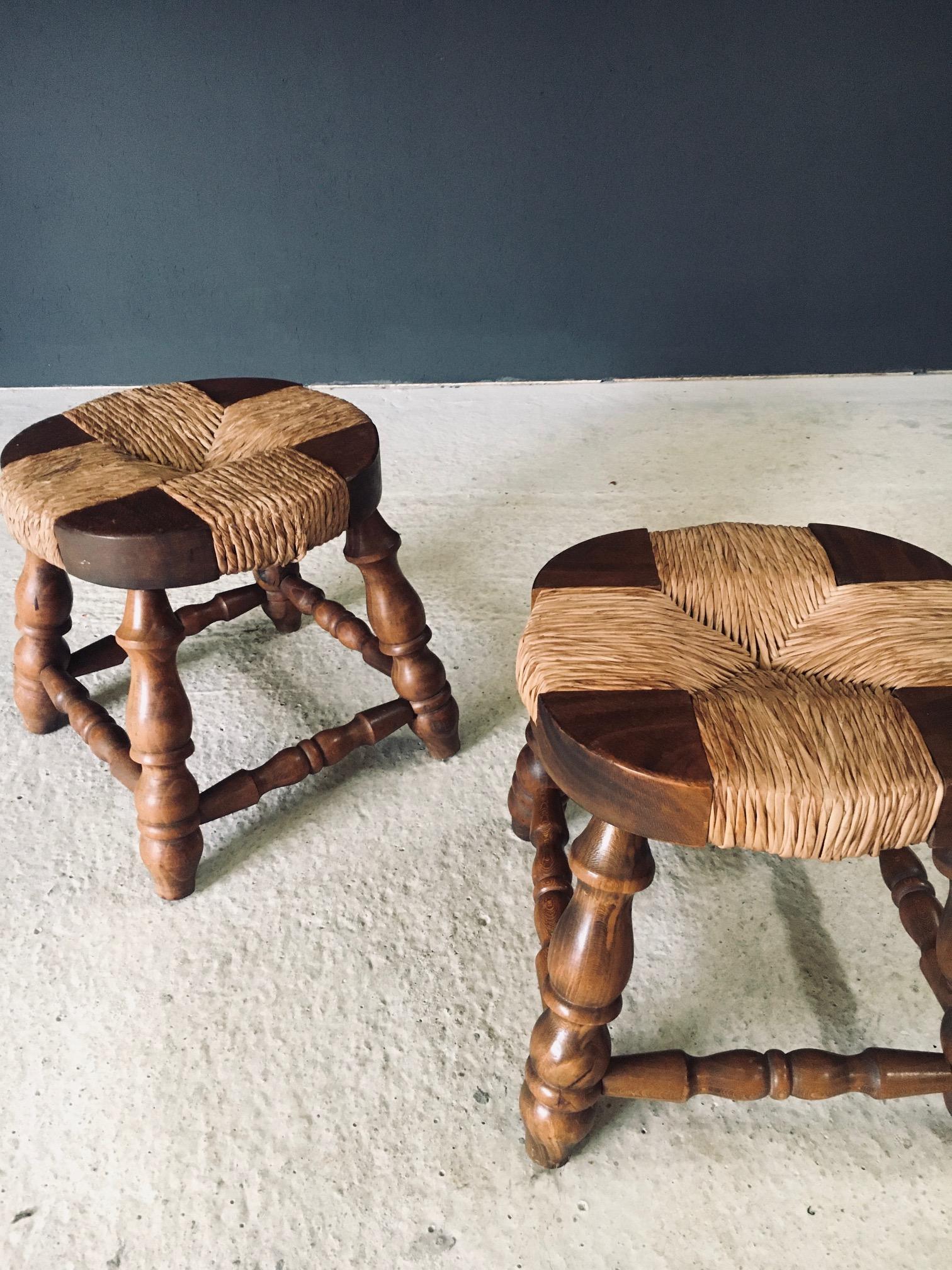 Rustic Design Niedrige Hocker aus Eiche und Binsen, Frankreich 1940er Jahre im Angebot 1