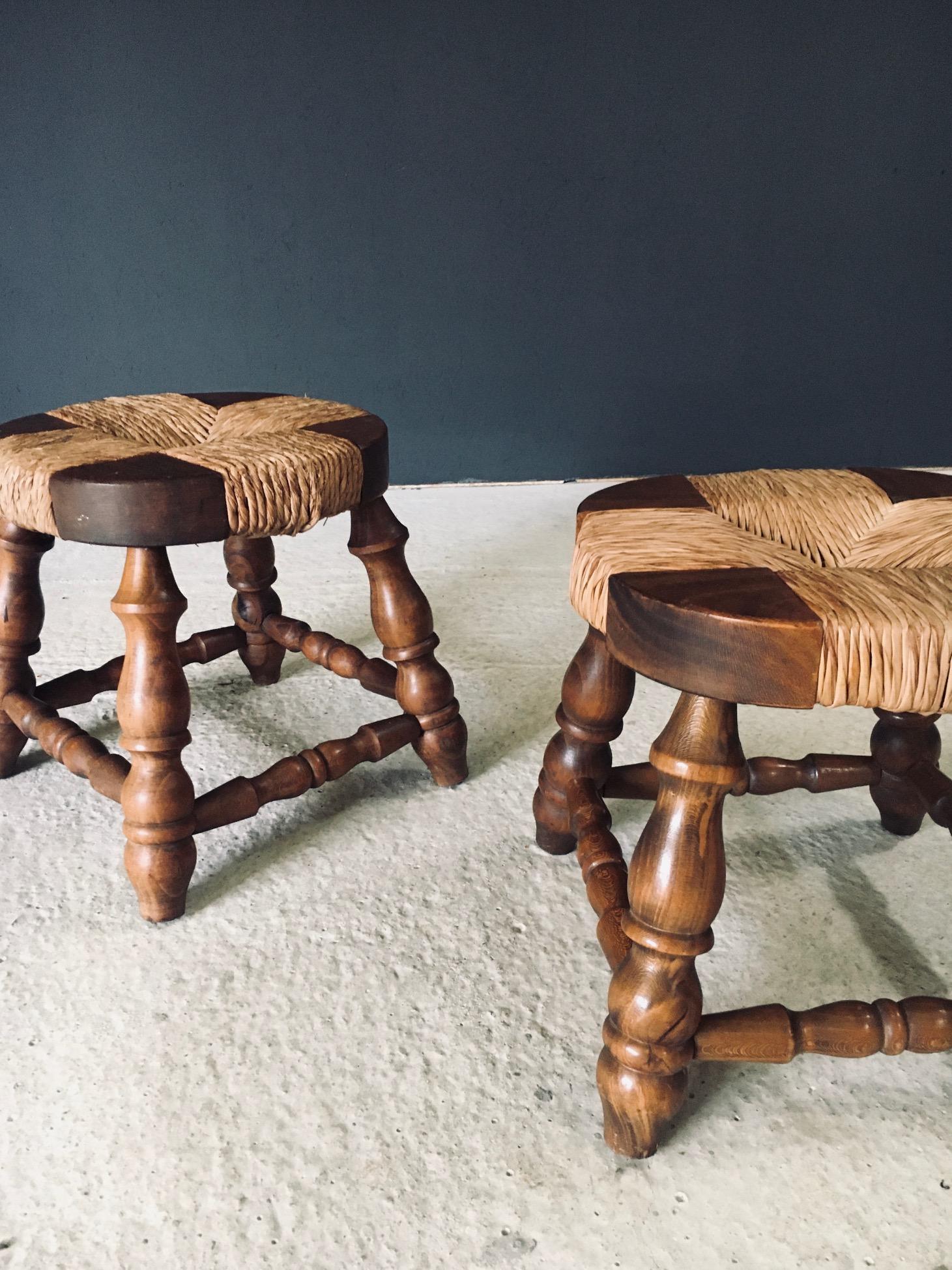 Rustic Design Niedrige Hocker aus Eiche und Binsen, Frankreich 1940er Jahre im Angebot 2