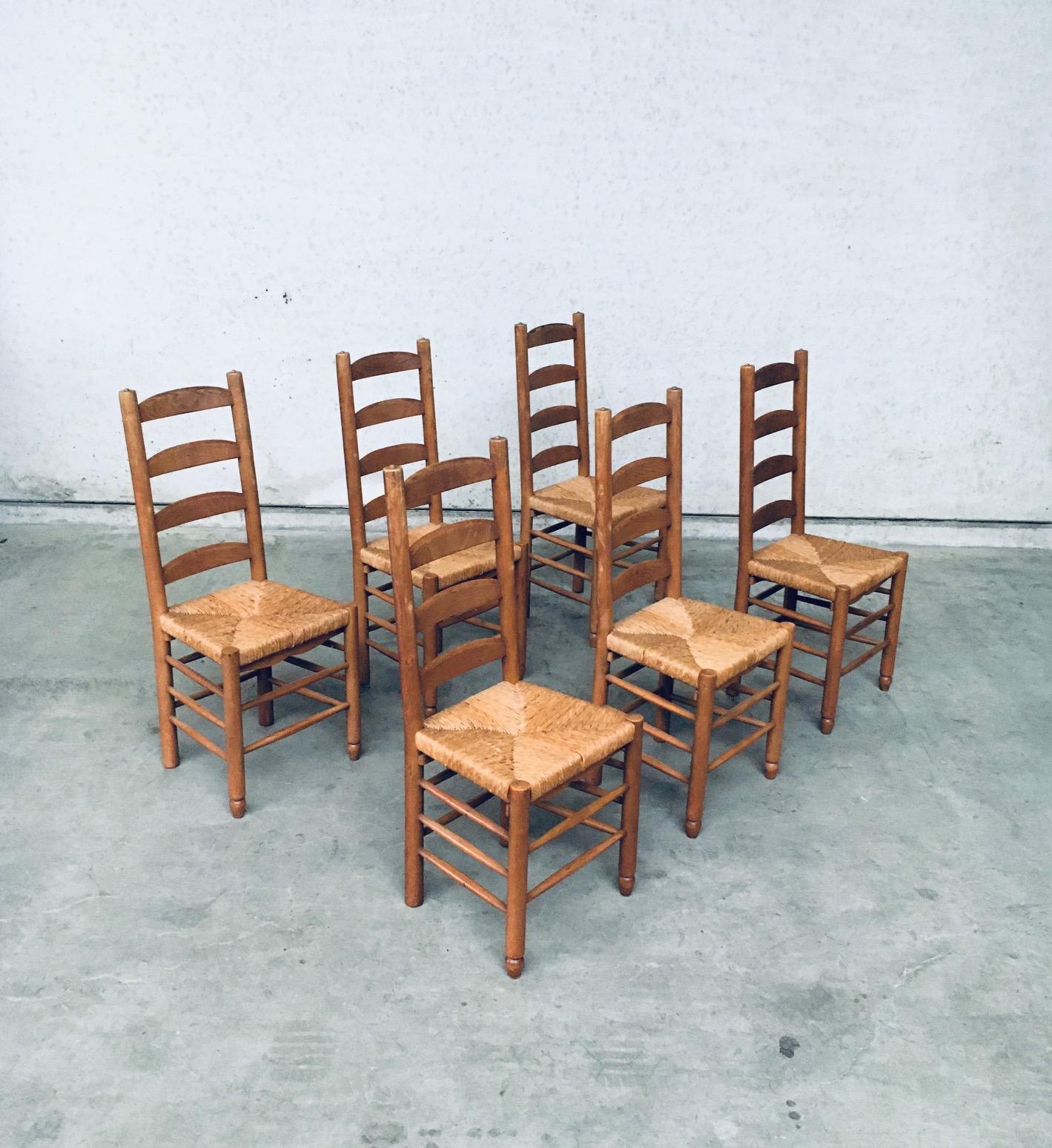 Sedie da pranzo vintage Rustic Design realizzate a mano in Oak e giunco con schienale alto a scaletta. Realizzato in Belgio, periodo anni '50. Sedie costruite in rovere massiccio con sedili in giunco intrecciato. Nello stile delle sedie di Charlotte