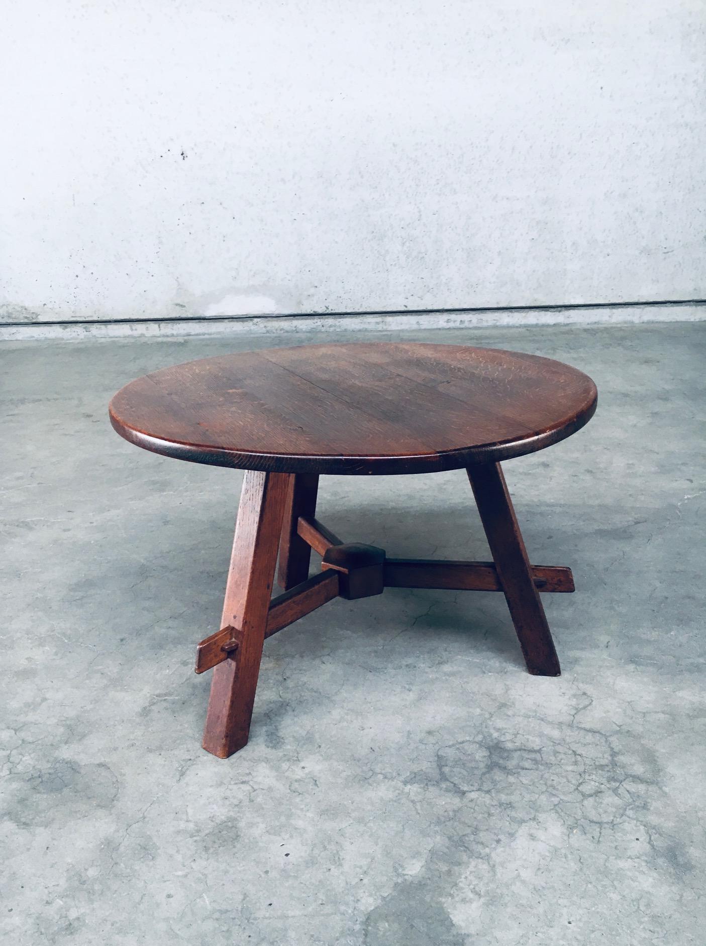 Vintage Rustic Handcrafted Design Oak Side or small Coffee Table. Fabriqué en France, années 1940. Table d'appoint ronde ou petite table basse en chêne massif teinté foncé. Pieds de trépieds avec connexion centrale. En très bon état, tout à fait
