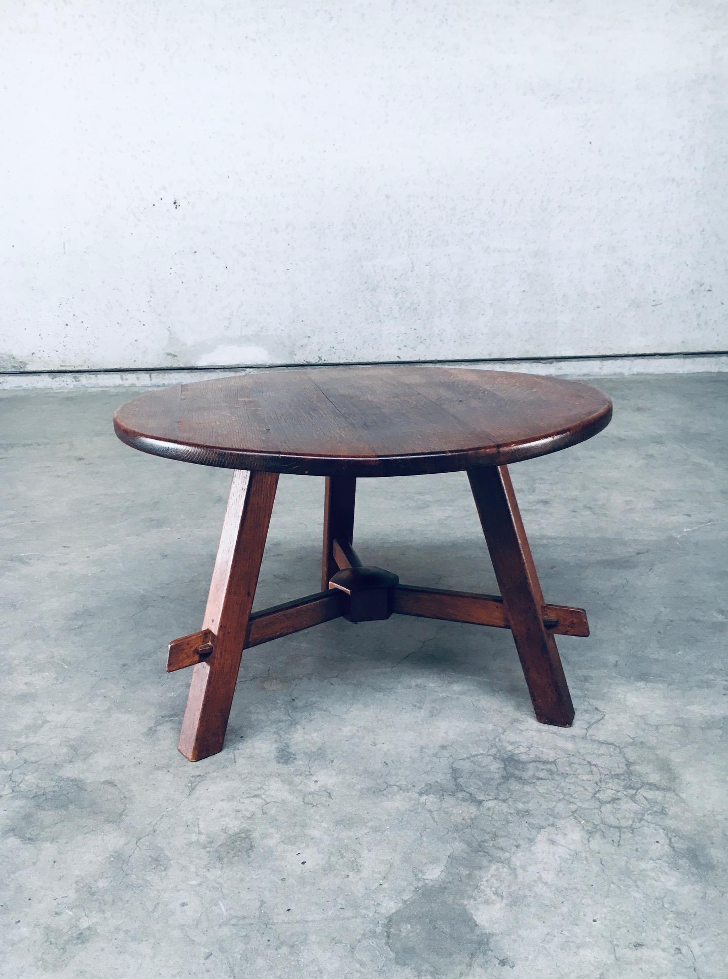 Rustique Table d'appoint ou table basse en chêne au design rustique, France, années 1940 en vente