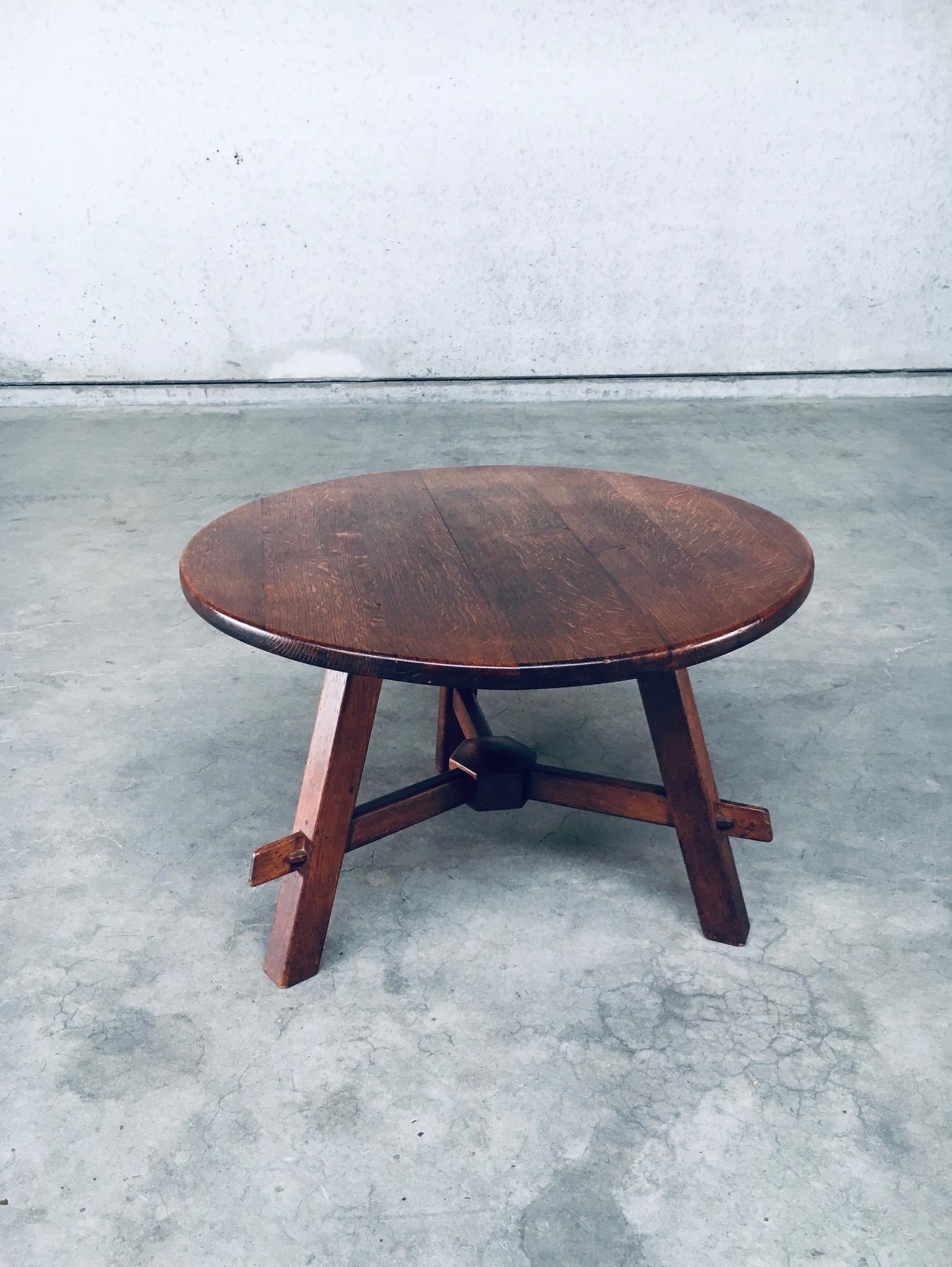 Français Table d'appoint ou table basse en chêne au design rustique, France, années 1940 en vente