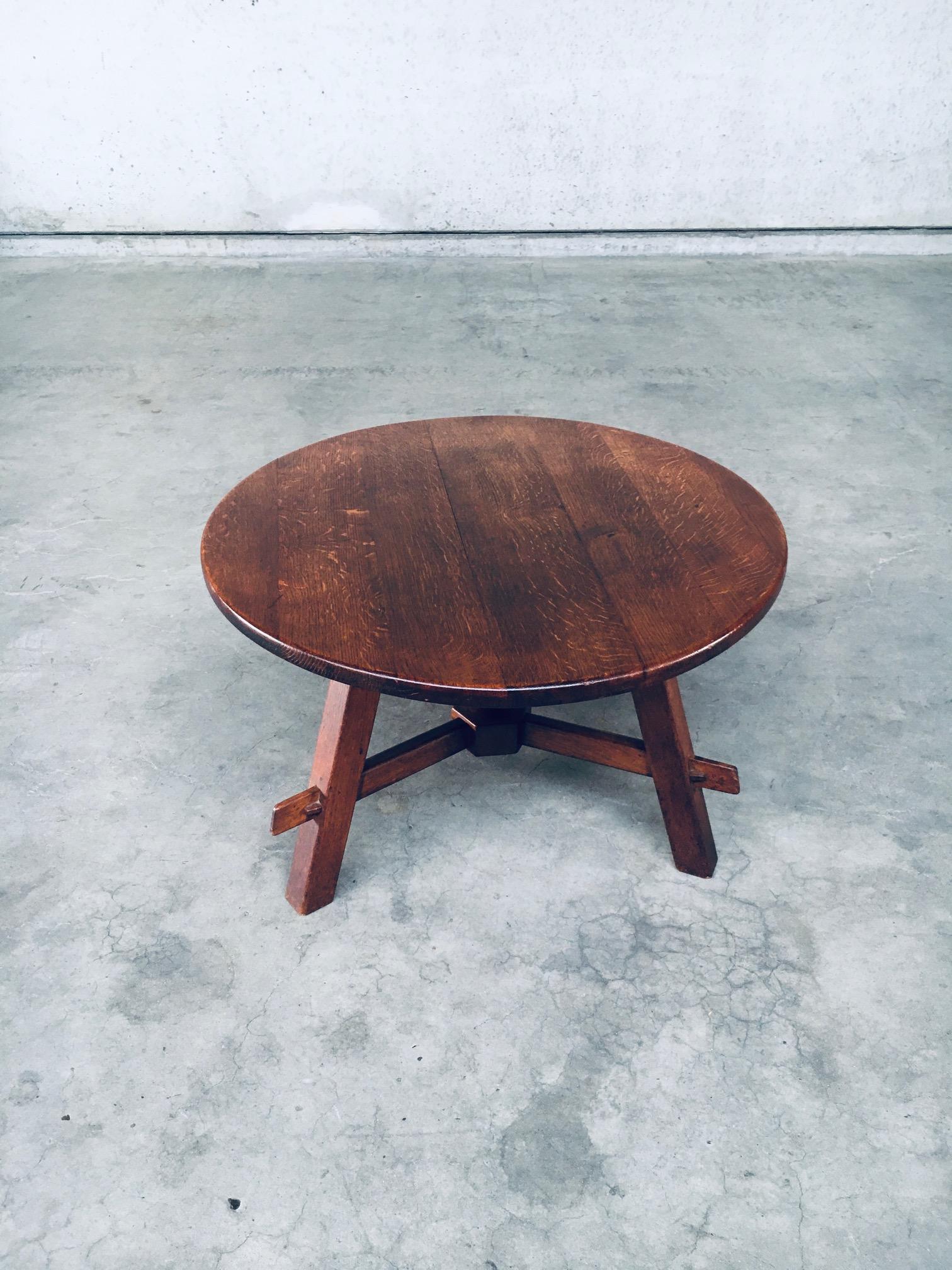 Table d'appoint ou table basse en chêne au design rustique, France, années 1940 Bon état - En vente à Oud-Turnhout, VAN