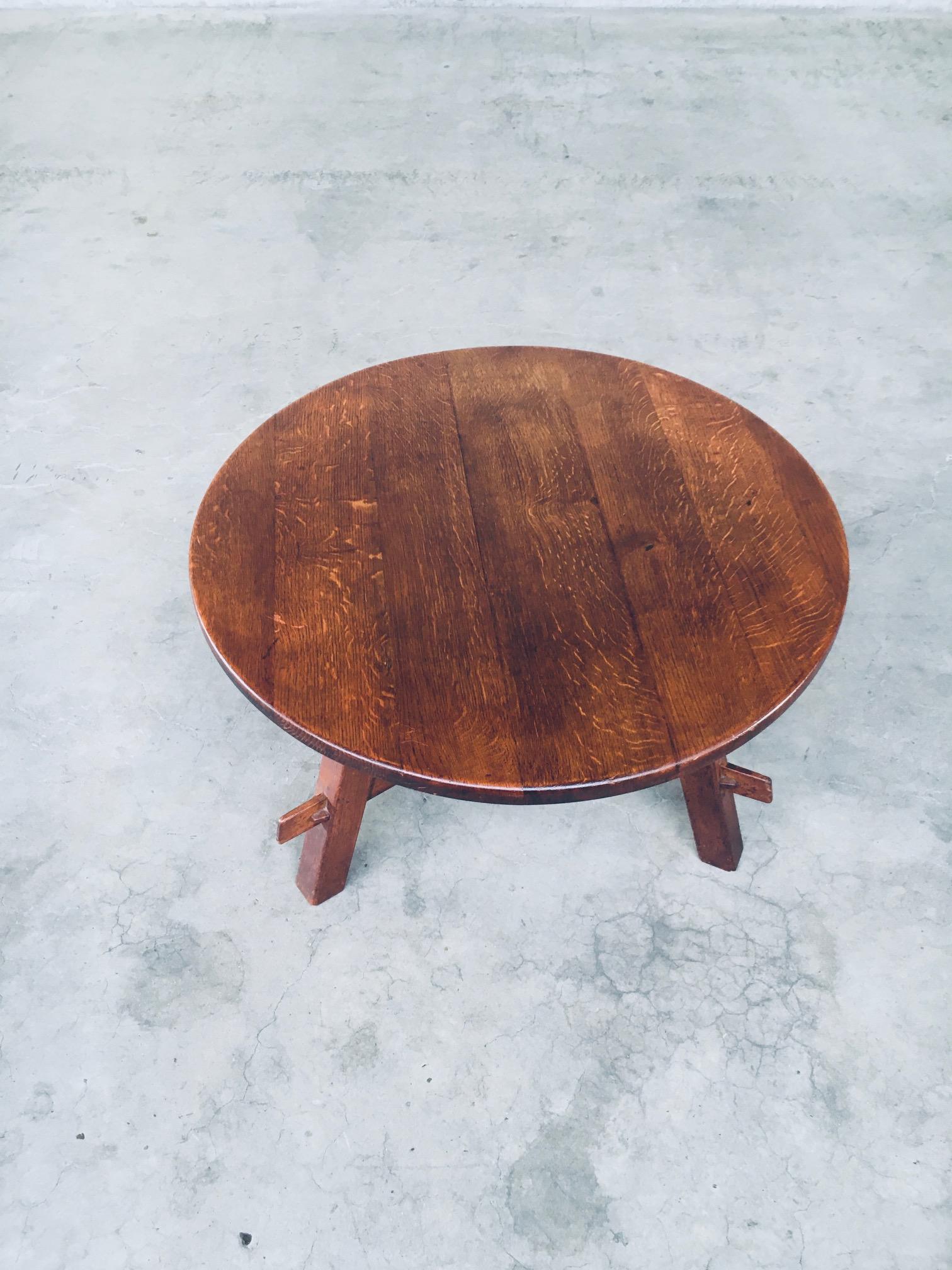 Milieu du XXe siècle Table d'appoint ou table basse en chêne au design rustique, France, années 1940 en vente