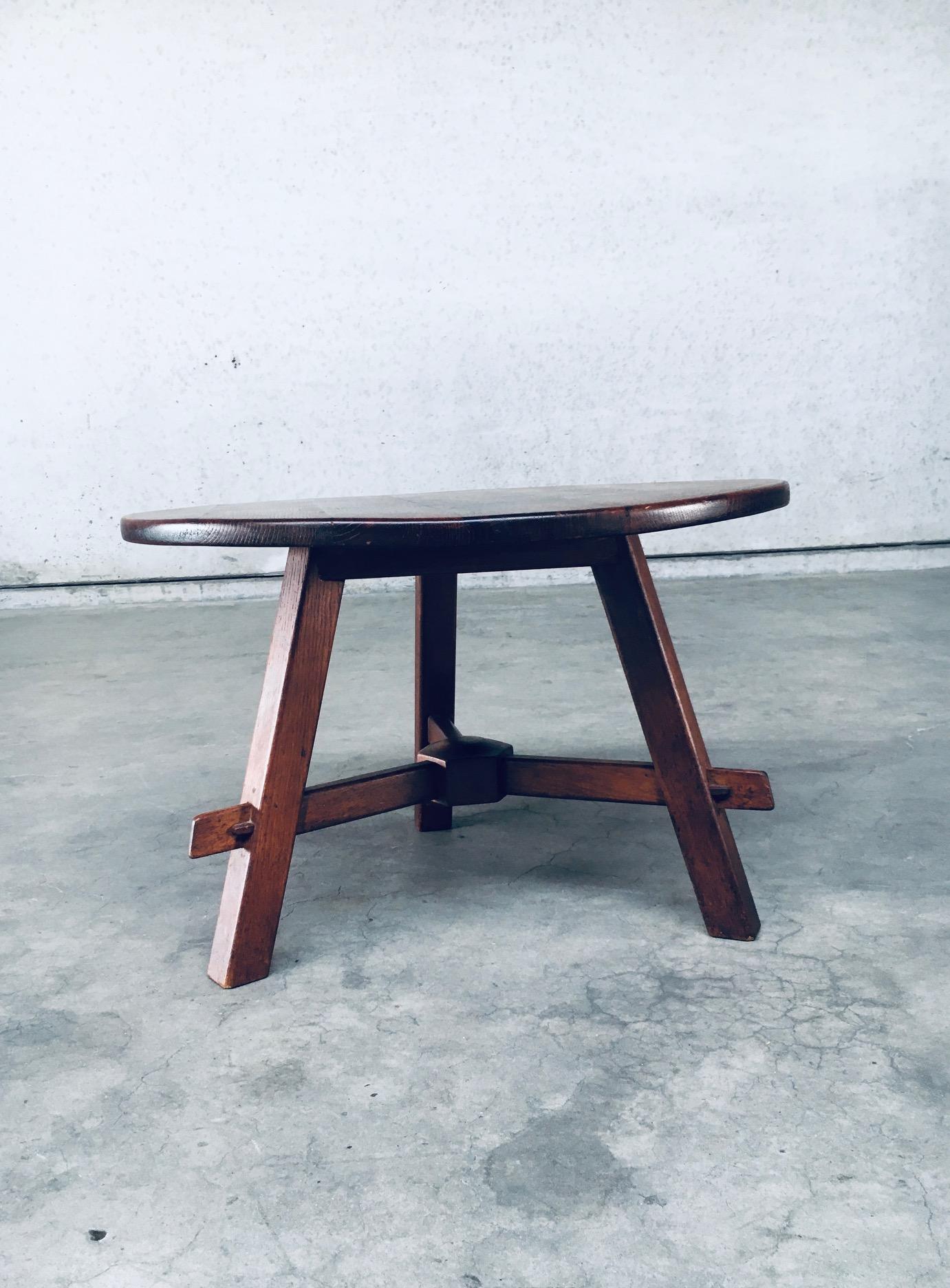 Chêne Table d'appoint ou table basse en chêne au design rustique, France, années 1940 en vente