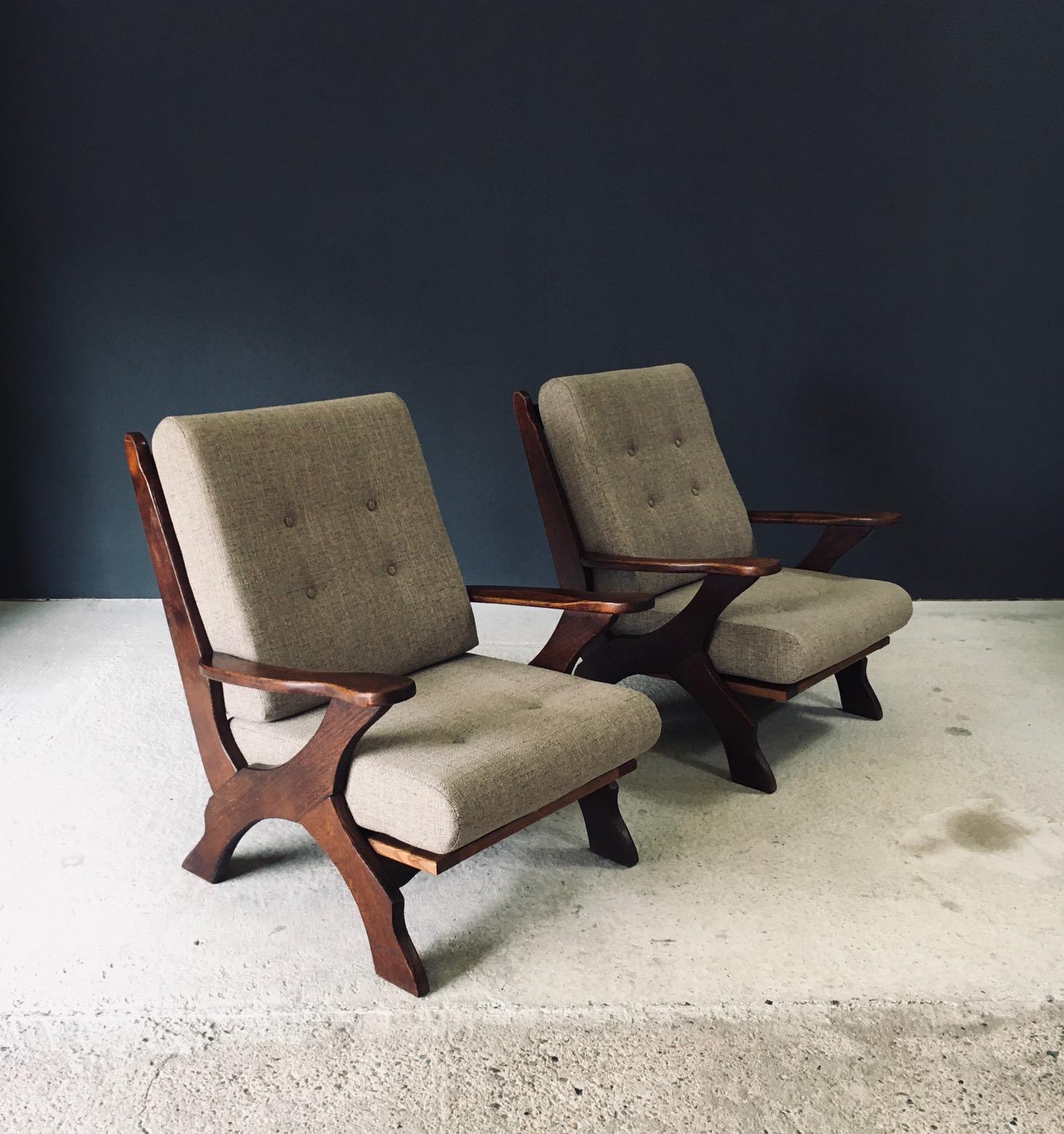 Vintage Rustic Design X Frame Lounge Chair / Fauteuil Satz von 2. Hergestellt in Belgien, 1950's Zeitraum. Armlehnstühle aus dunkel gebeizter Eiche mit neuen Polsterkissen. Die Sessel haben geschnitzte Armlehnen aus Eichenholz und geschnitzte
