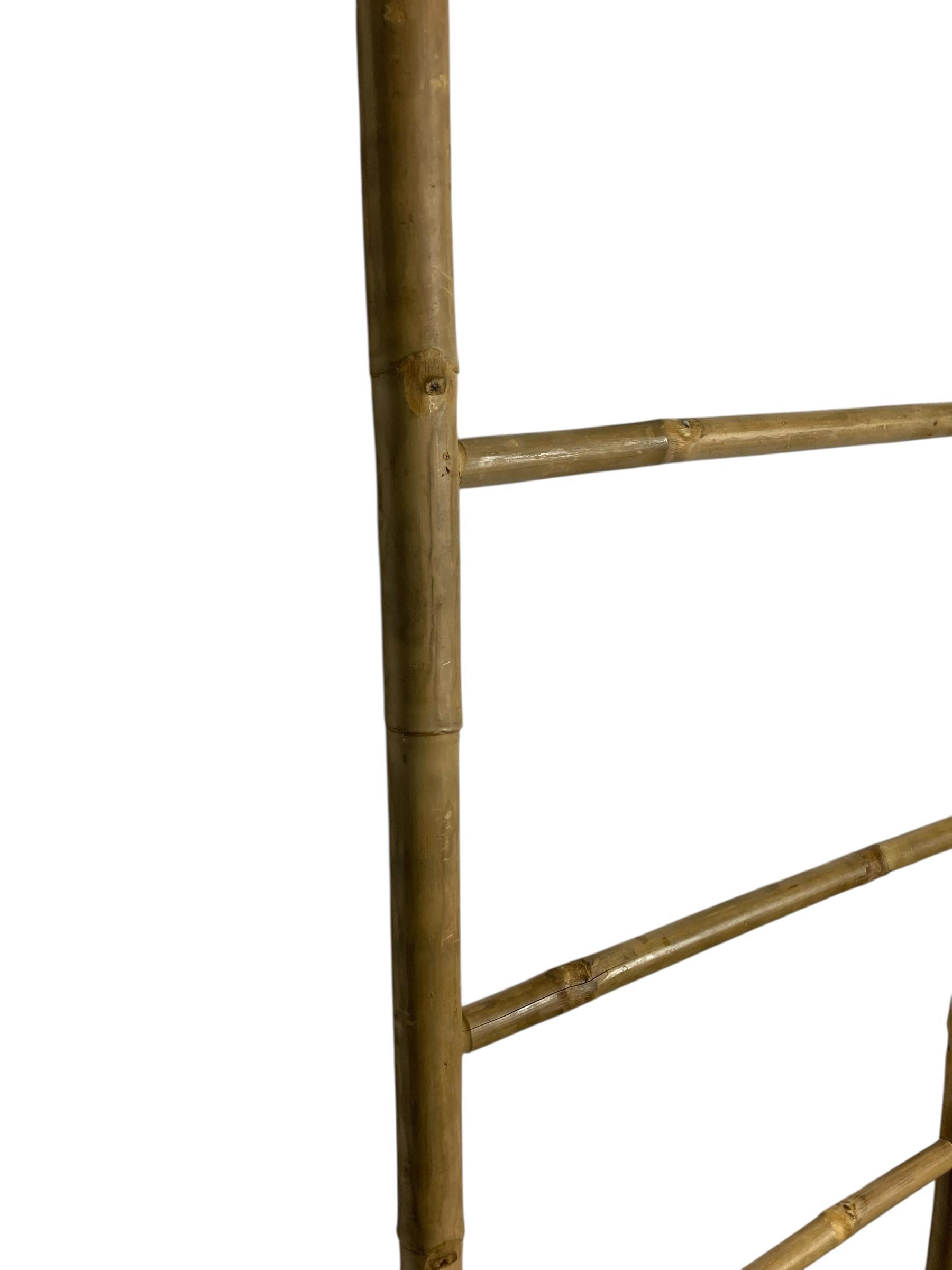 Expositor rústico Escalera de bambú. Expositor rústico Escalera de bambú. Perfecto estado, color natural. Se puede utilizar para colgar ropa, pañuelos o toallas en el baño. Fabricada con bambú sostenible, esta escalera no sólo sirve como práctica