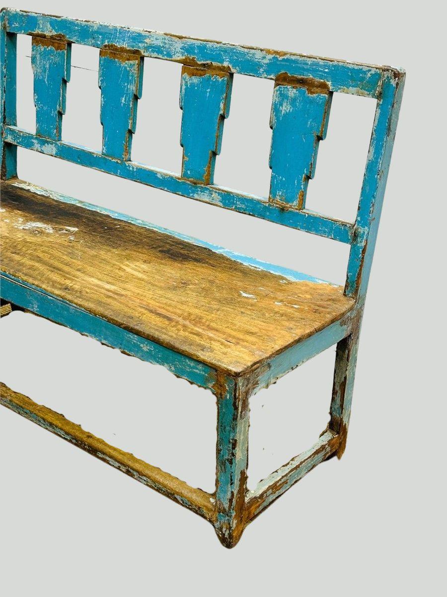 Rustikale blaue Holzbank im Used-Look mit geometrischem Ausschnitt und Rückenlehne (20. Jahrhundert) im Angebot
