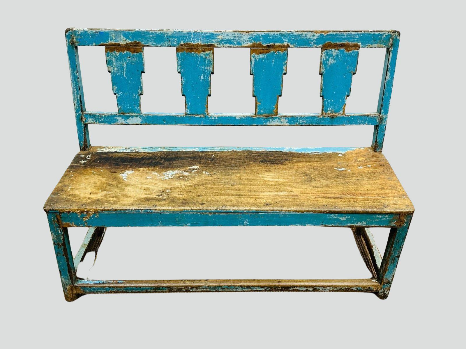 Rustikale blaue Holzbank im Used-Look mit geometrischem Ausschnitt und Rückenlehne im Angebot 2