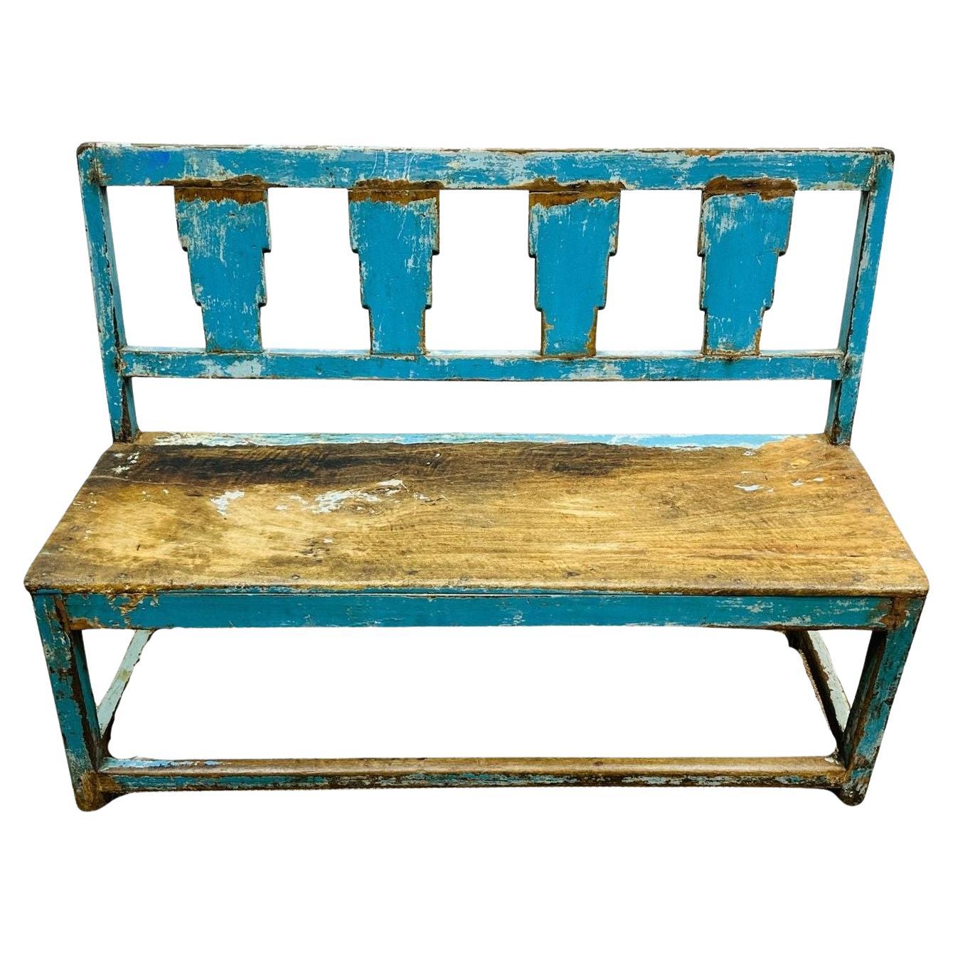 Banc rustique en bois bleu vieilli avec dossier à découpes géométriques