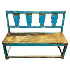 Banc rustique en bois bleu vieilli avec dossier à découpes géométriques