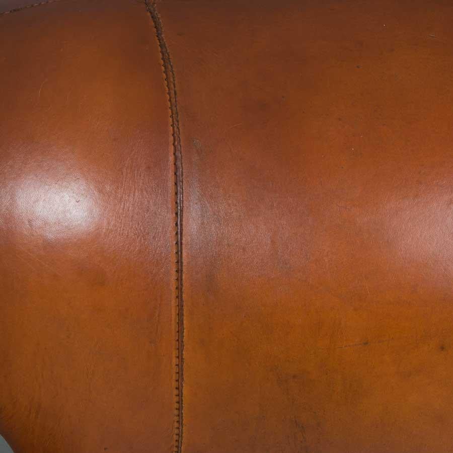 Rustic Distressed Leather Pig Footstool Ottoman (Rustikal) im Angebot