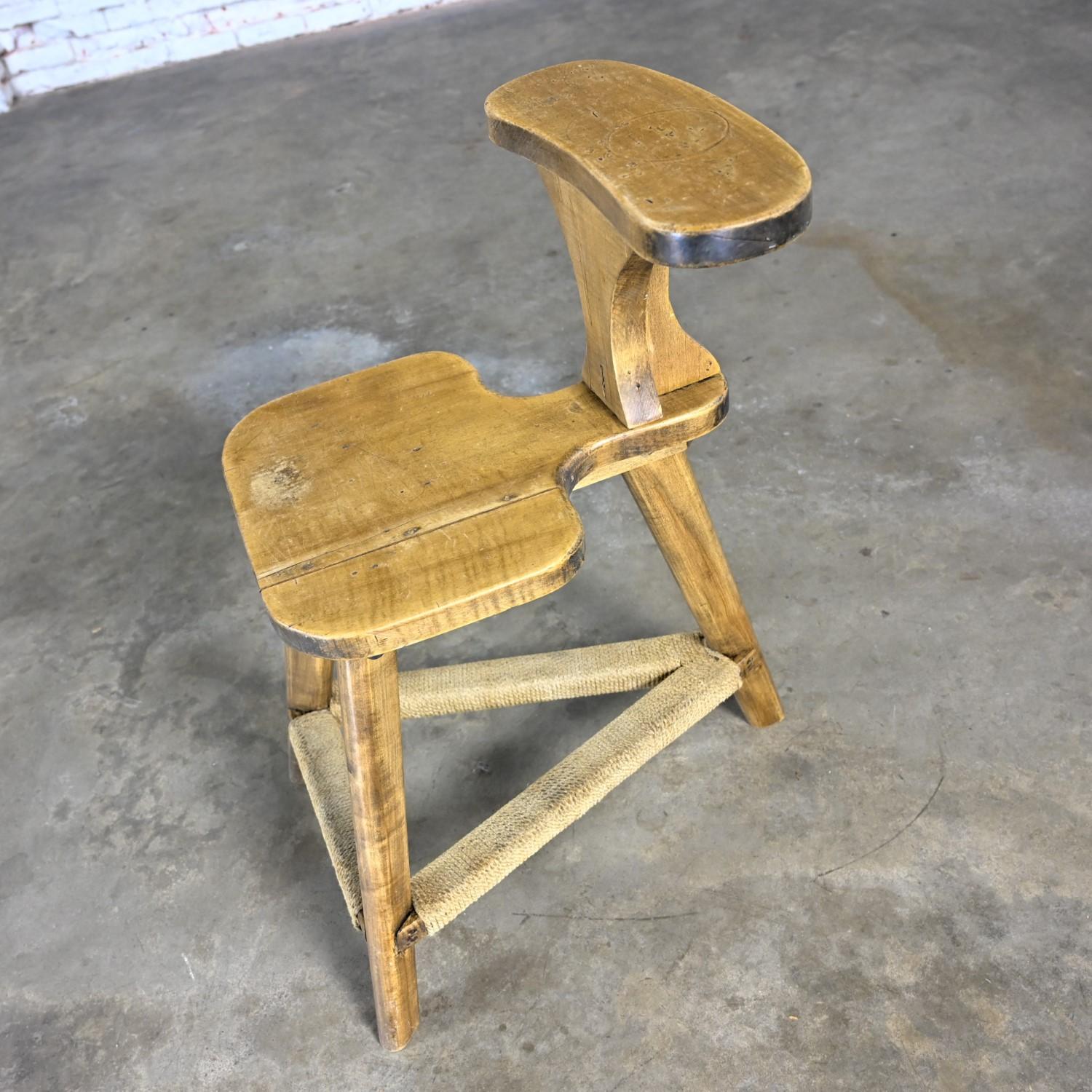 Rustic Distressed Maple Cockfighting Betting or Sporting Chair Tri-Leg Base For Sale 7
