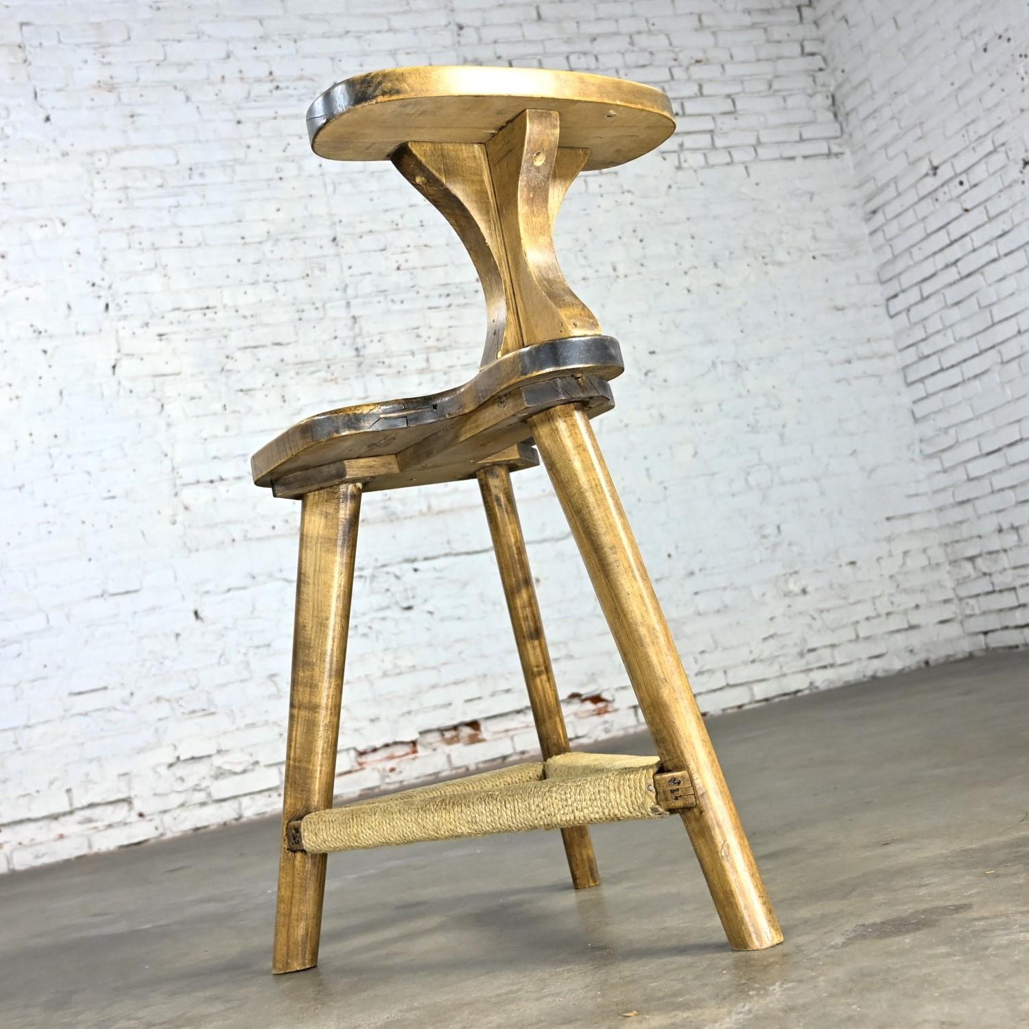 Unknown Rustic Distressed Maple Cockfighting Betting or Sporting Chair Tri-Leg Base For Sale