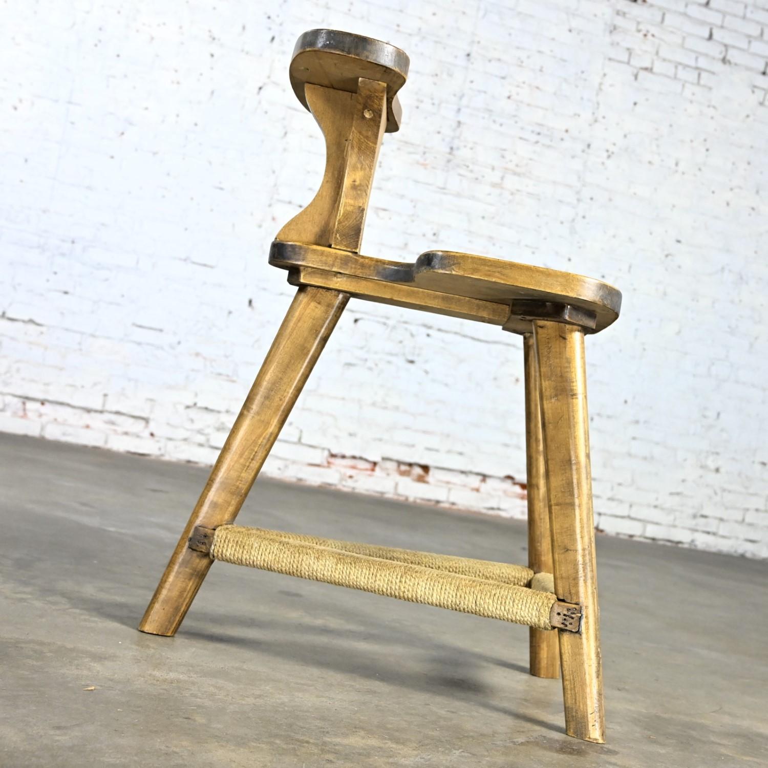 Rustic Distressed Maple Cockfighting Betting or Sporting Chair Tri-Leg Base In Good Condition For Sale In Topeka, KS