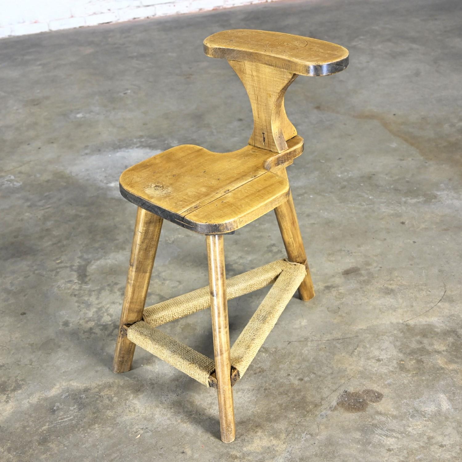 Rustic Distressed Maple Cockfighting Betting or Sporting Chair Tri-Leg Base For Sale 2