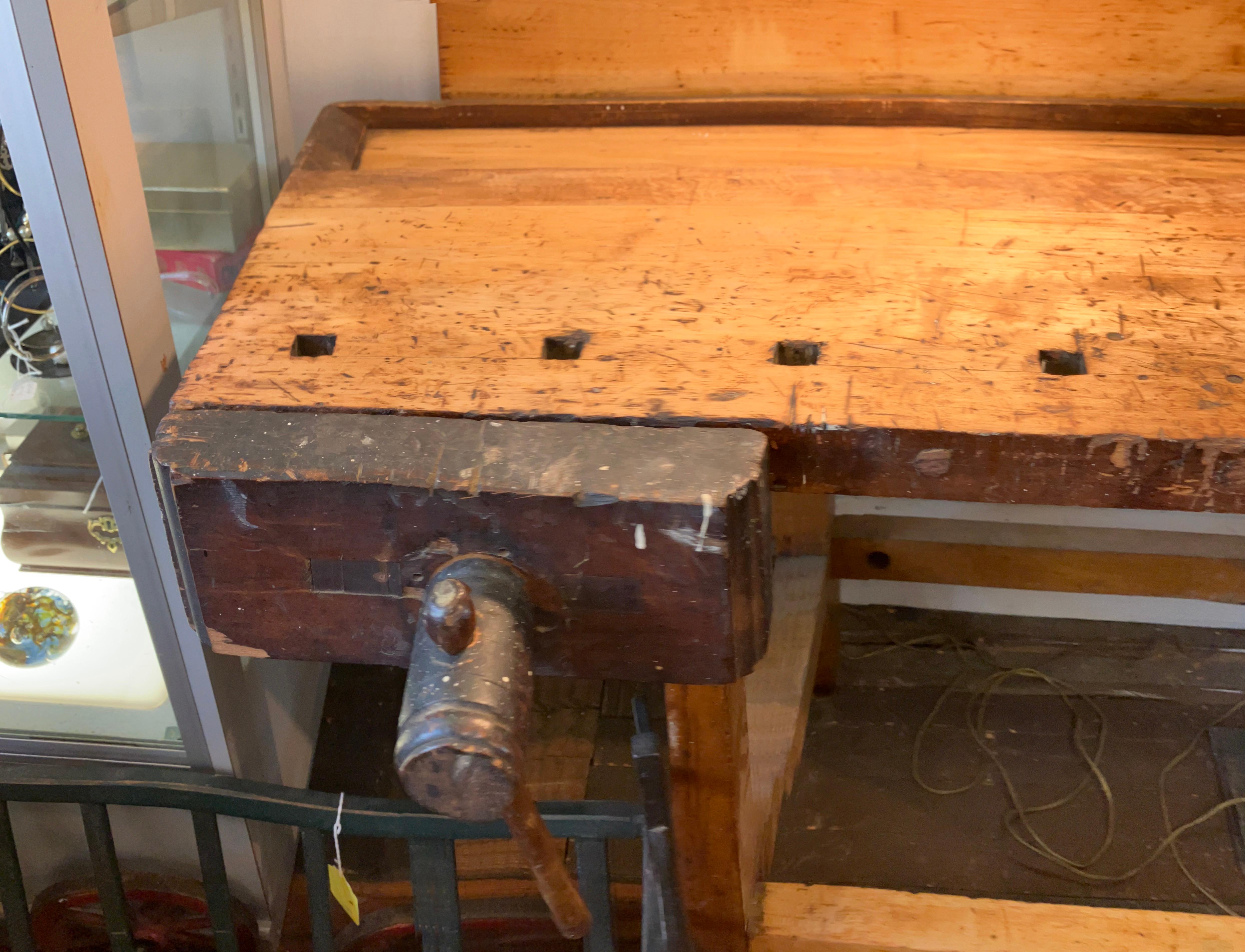 Splendido banco da lavoro maschile in acero del XIX secolo, con un lato dotato di morsa in legno.  Piano di lavoro con schienale.
Larghezza 55