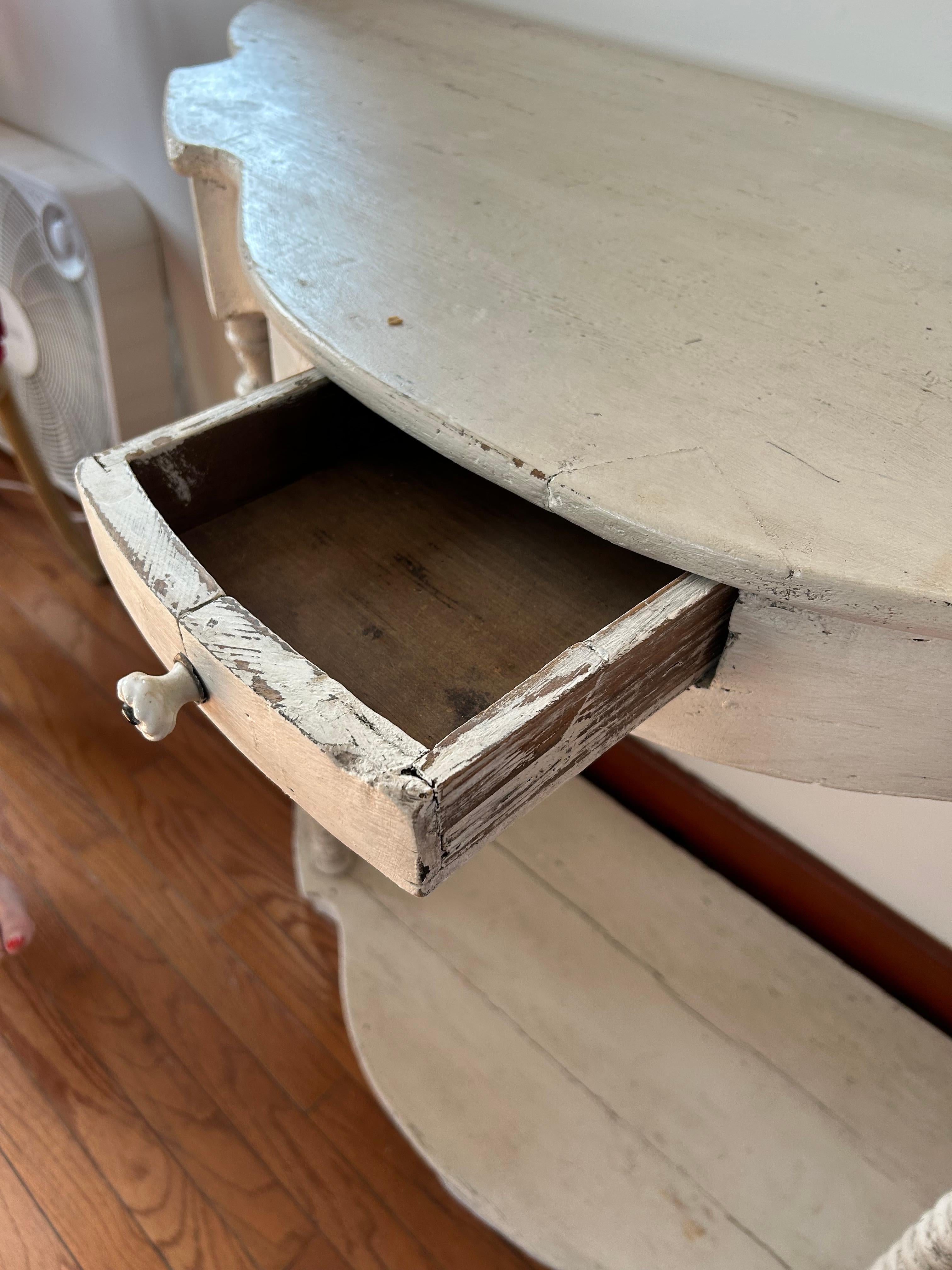 Américain Table console Demilune rustique peinte en blanc vieilli en vente