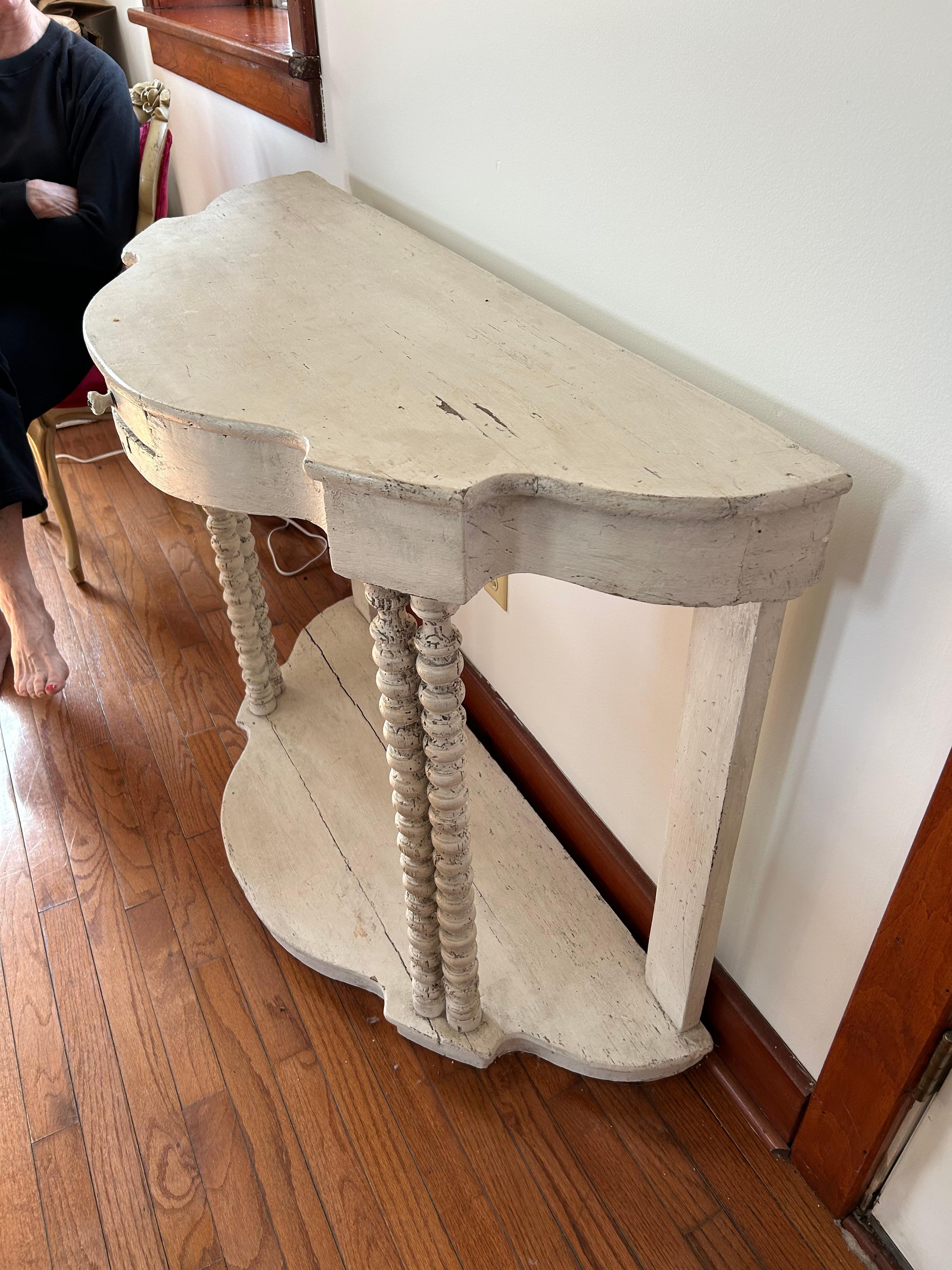 Table console Demilune rustique peinte en blanc vieilli Abîmé - En vente à Hopewell, NJ