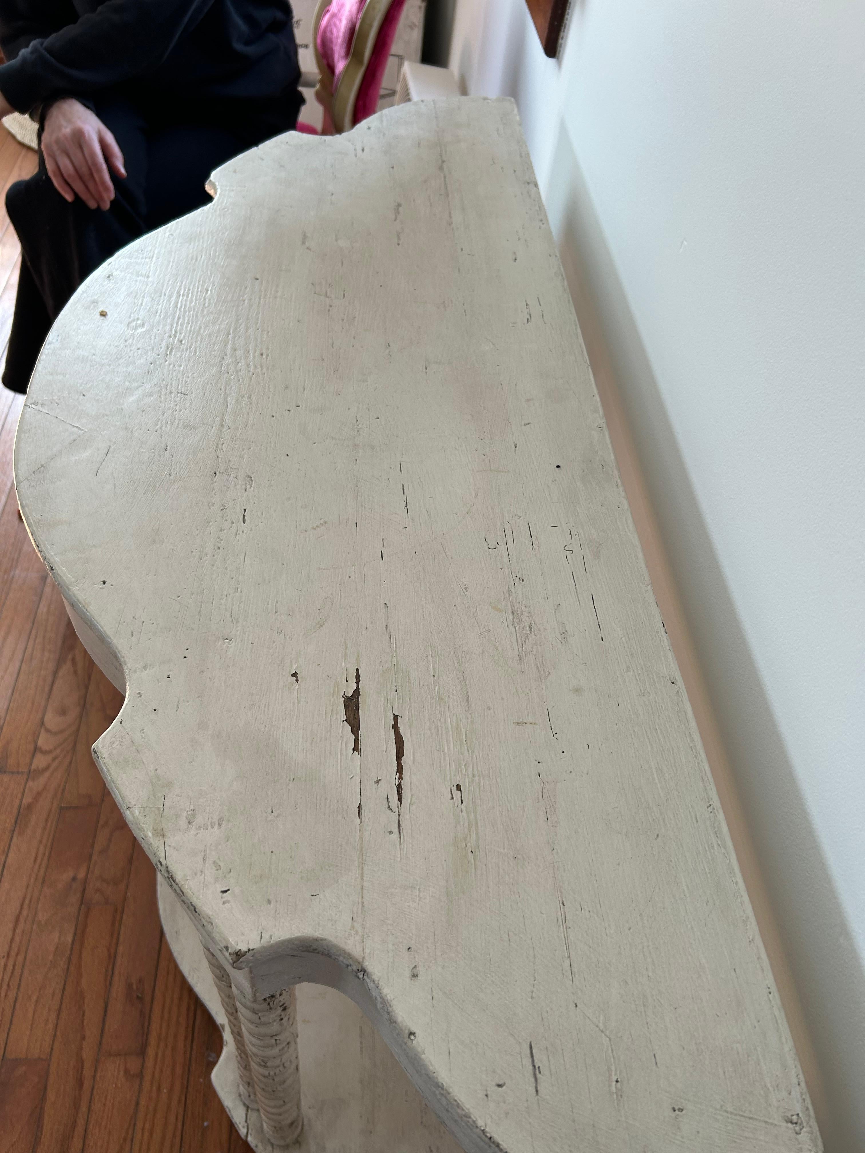 Milieu du XXe siècle Table console Demilune rustique peinte en blanc vieilli en vente