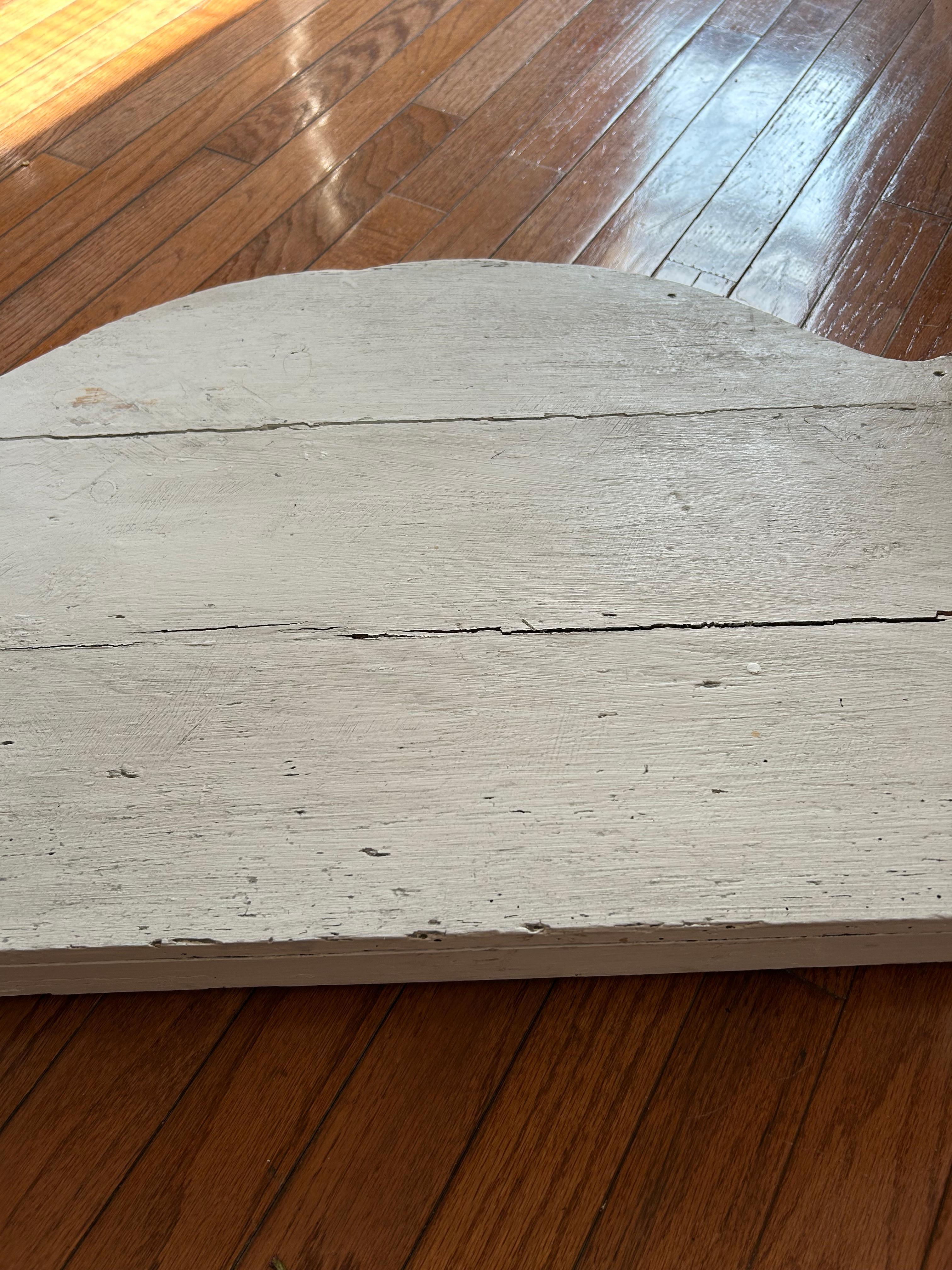 Bois Table console Demilune rustique peinte en blanc vieilli en vente