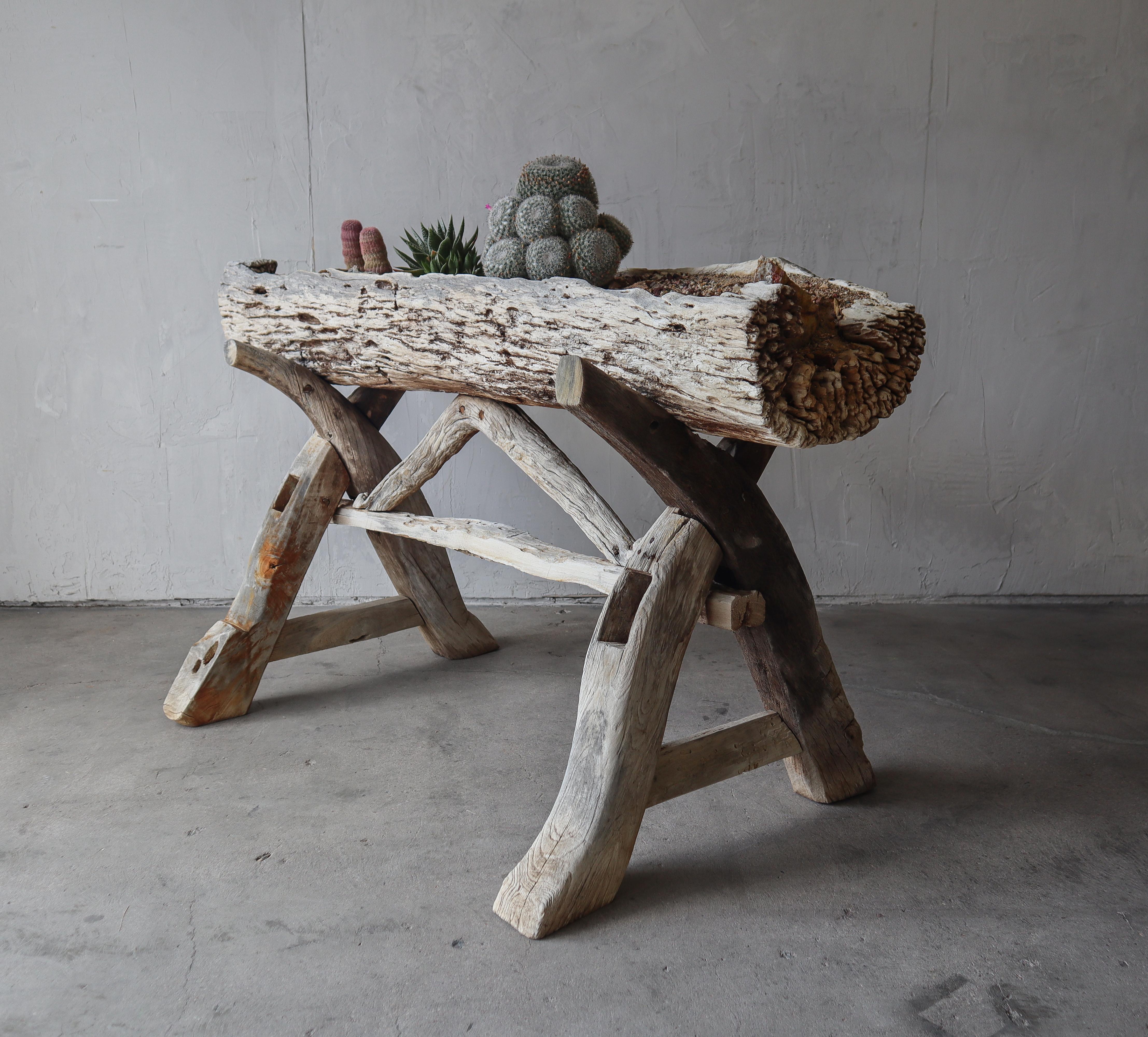 Questa fioriera rustica in legno di deriva è fantastica.  Si tratta di un elemento inaspettato che aggiungerebbe molto interesse se collocato in un punto perfetto.  Un vero pezzo d'arte, al servizio della forma e della funzione.  Lo immagino