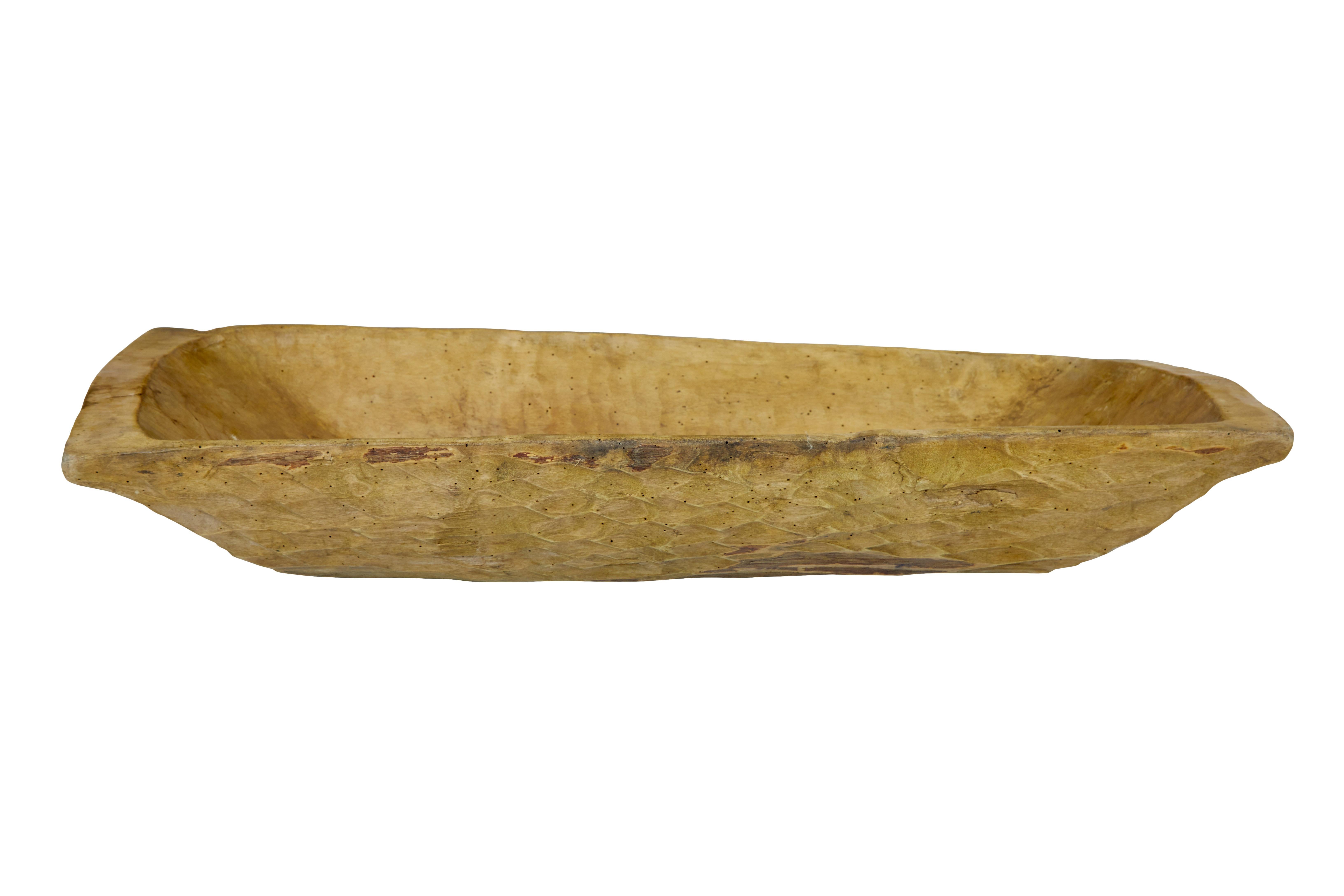 Rustikaler, ausgegrabener Holzserver um 1900.

Hier haben wir einen osteuropäischen Viehtransporter aus dem frühen 20.  Diese wurden durch Aushöhlen eines Baumstamms von Hand hergestellt.

Es gibt keine Hinweise darauf, dass dieses Stück jemals für