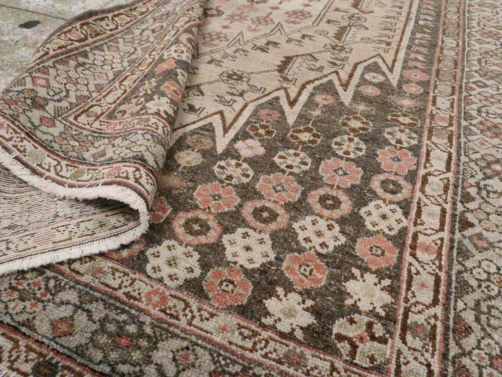 Lana Tappeto d'accento persiano Mazlagan Malayer rustico realizzato a mano all'inizio del XX secolo in vendita