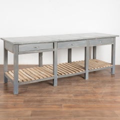 Tavolo da lavoro lungo grigio rustico dell'inizio del XX secolo, isola da cucina, Ungheria