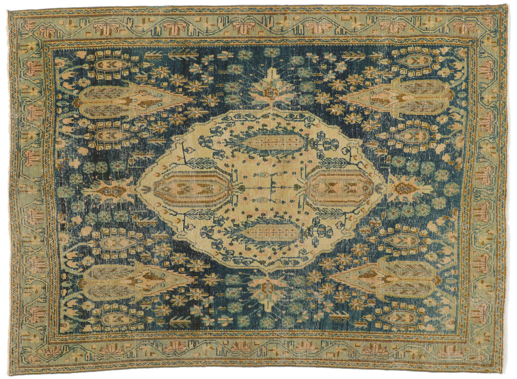 Tapis persan vintage rustique Afshar de couleur terre avec arbres de cyprès en vente 2